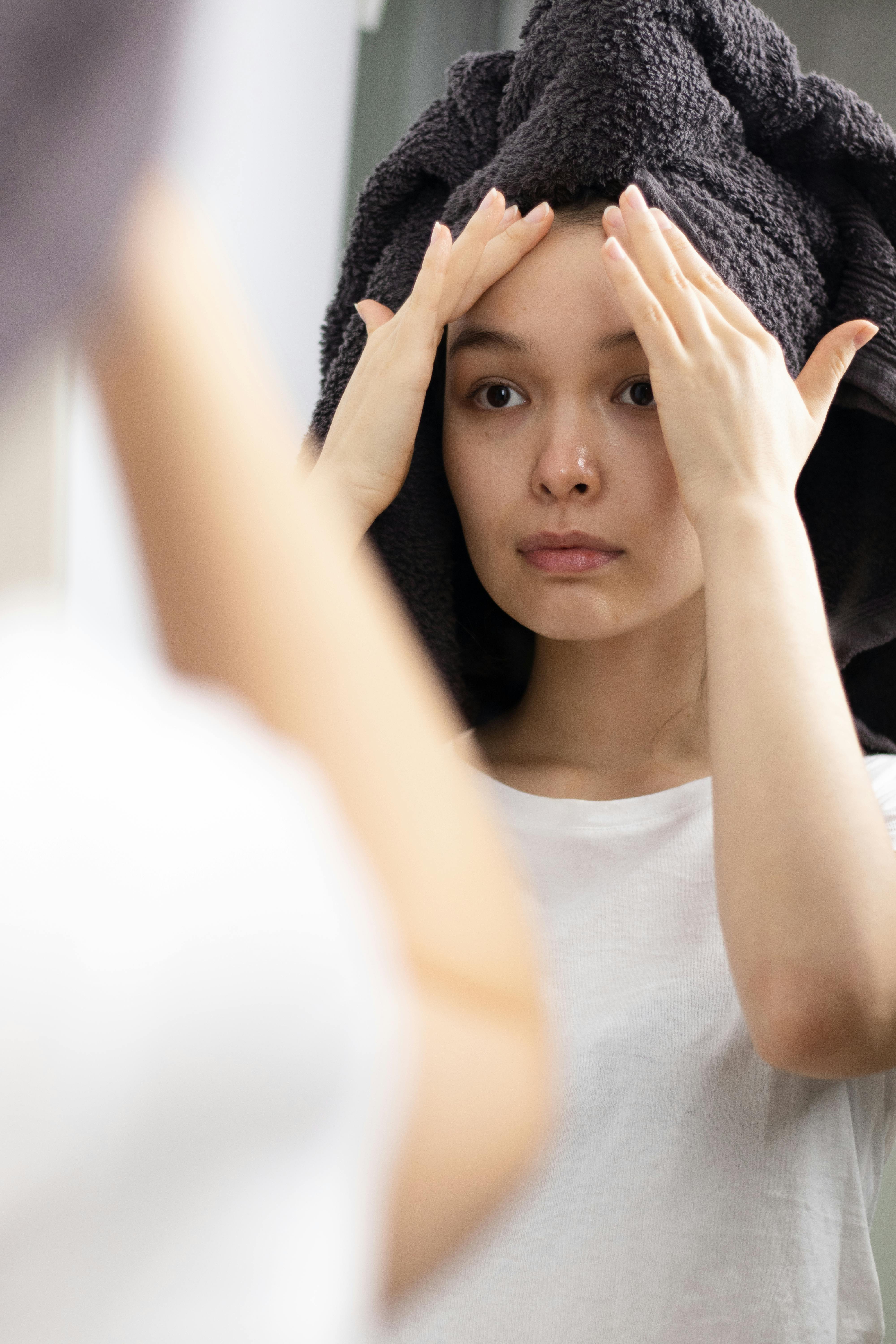 الحرص على غسل الوجه صباحاً ومساءً بغسول مناسب، يجنب انسداد المسام وظهور الحبوب.