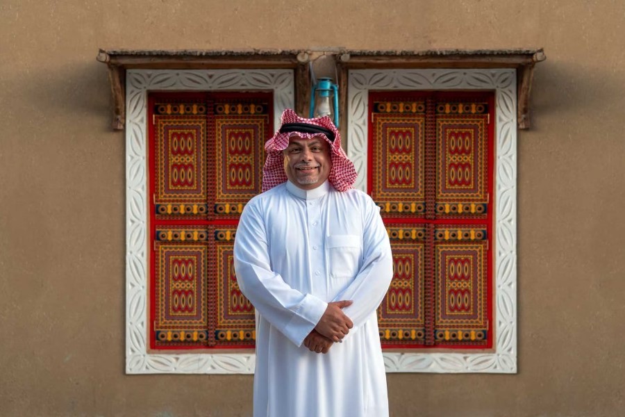 الحرفي أحمد الفوزان وفن الأبواب الخشبية