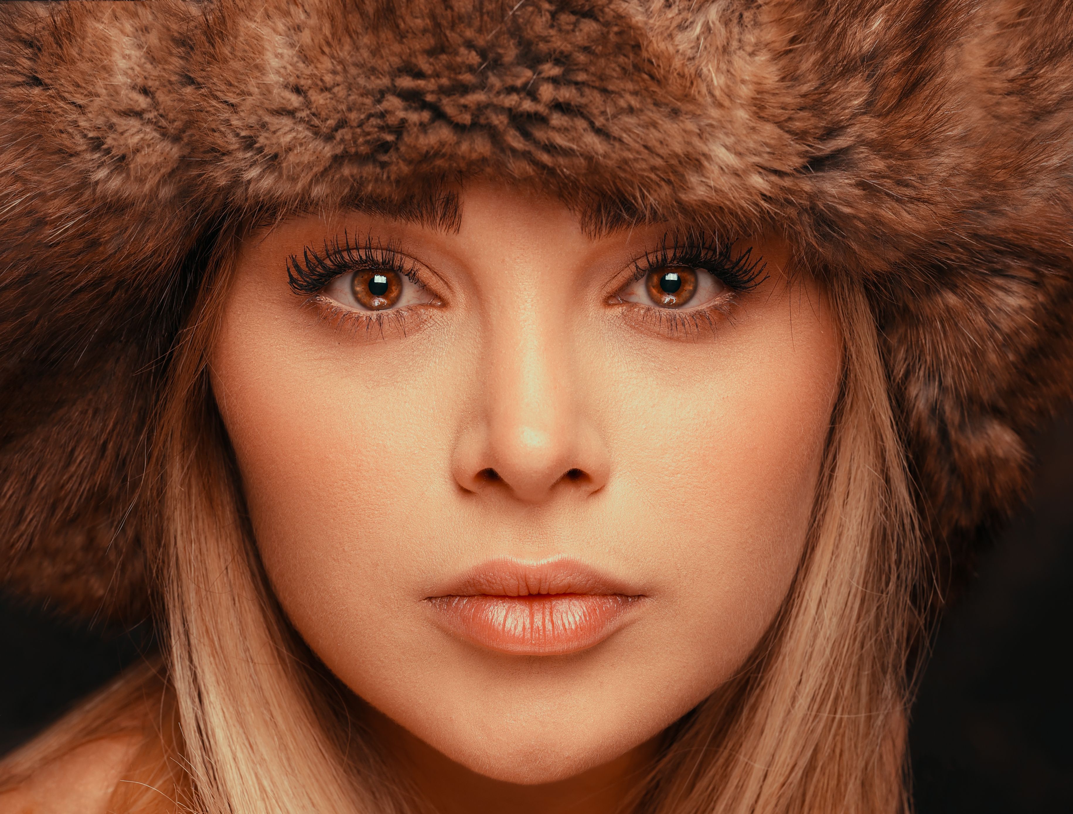 الحصول على شكل عين يبدو أكثر استطالة وارتفاعاً عند الزاوية الخارجية هي ما يقصد بها ال Fox Eyes