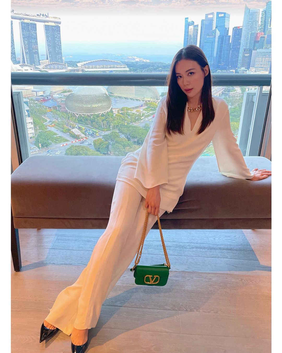 الحقيبة باللون الأخضر مع المقبض الطويل كانت اللمسة الأنيقة المثالية في إطلالة Rebecca Lim