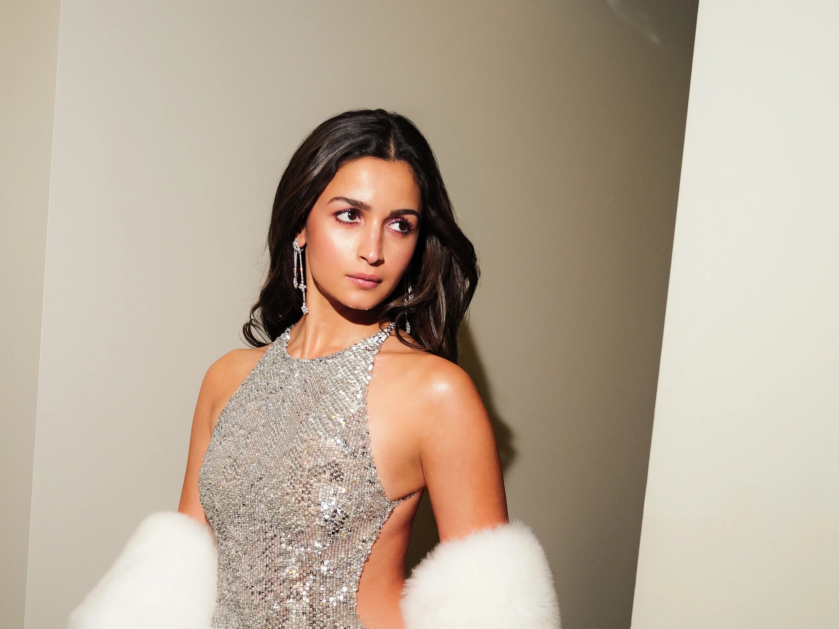 الحقيقة أن علياء، التي اعتدنا منها الشفافية، حاولت كسر الجمود بحس فكاهي ذكي