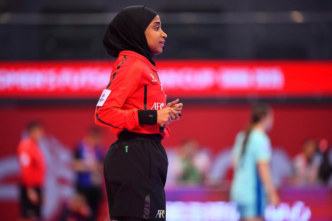 الحكم السعودية ريم البيشي في بطولة كأس آسيا للسيدات لكرة الصالات 2025 في الصين