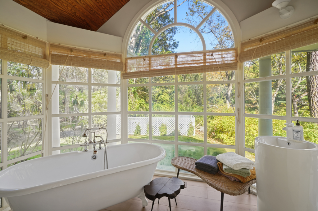 الحمام الرئيسي لمنزل درو باريمور في نيويورك المعروض للبيع