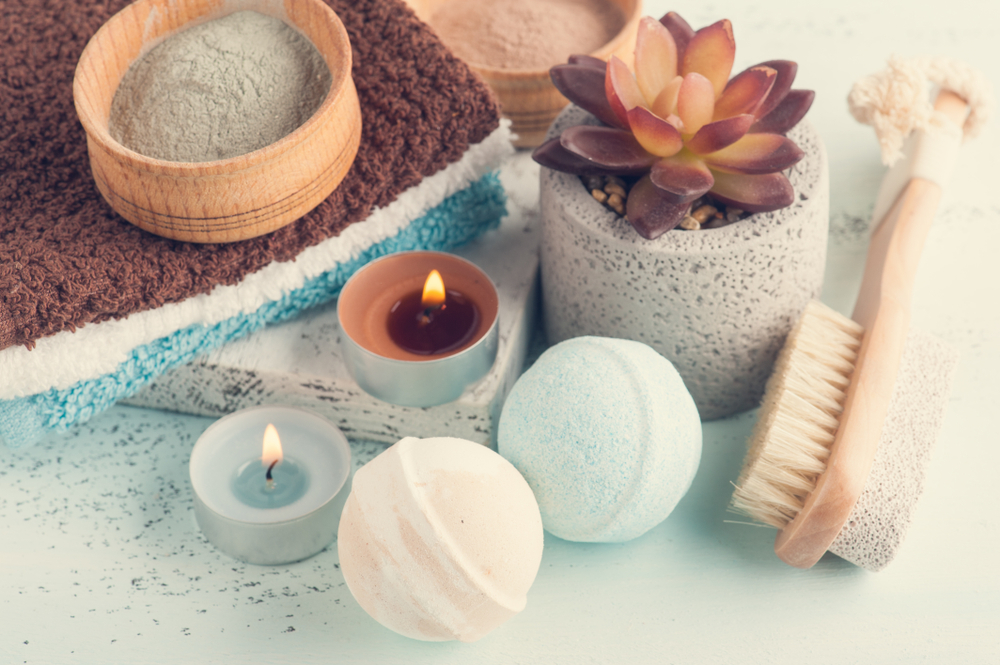 الحمام المغربي هو طقس تنظيف عميق للبشرة والجسد يمزج بين البخار، التقشير، والطين