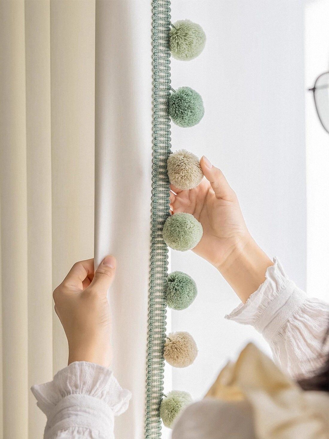 الحواف التزيينية لديها القدرة على تحويل الستائر البسيطة إلى قطع ملفتة