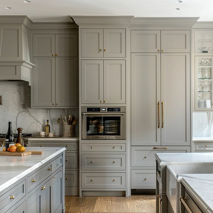 الخزائن الممتدة من الأرض إلى السقف بالكامل، تجعل المطبخ يشعر بأنه مغلق بصريًا