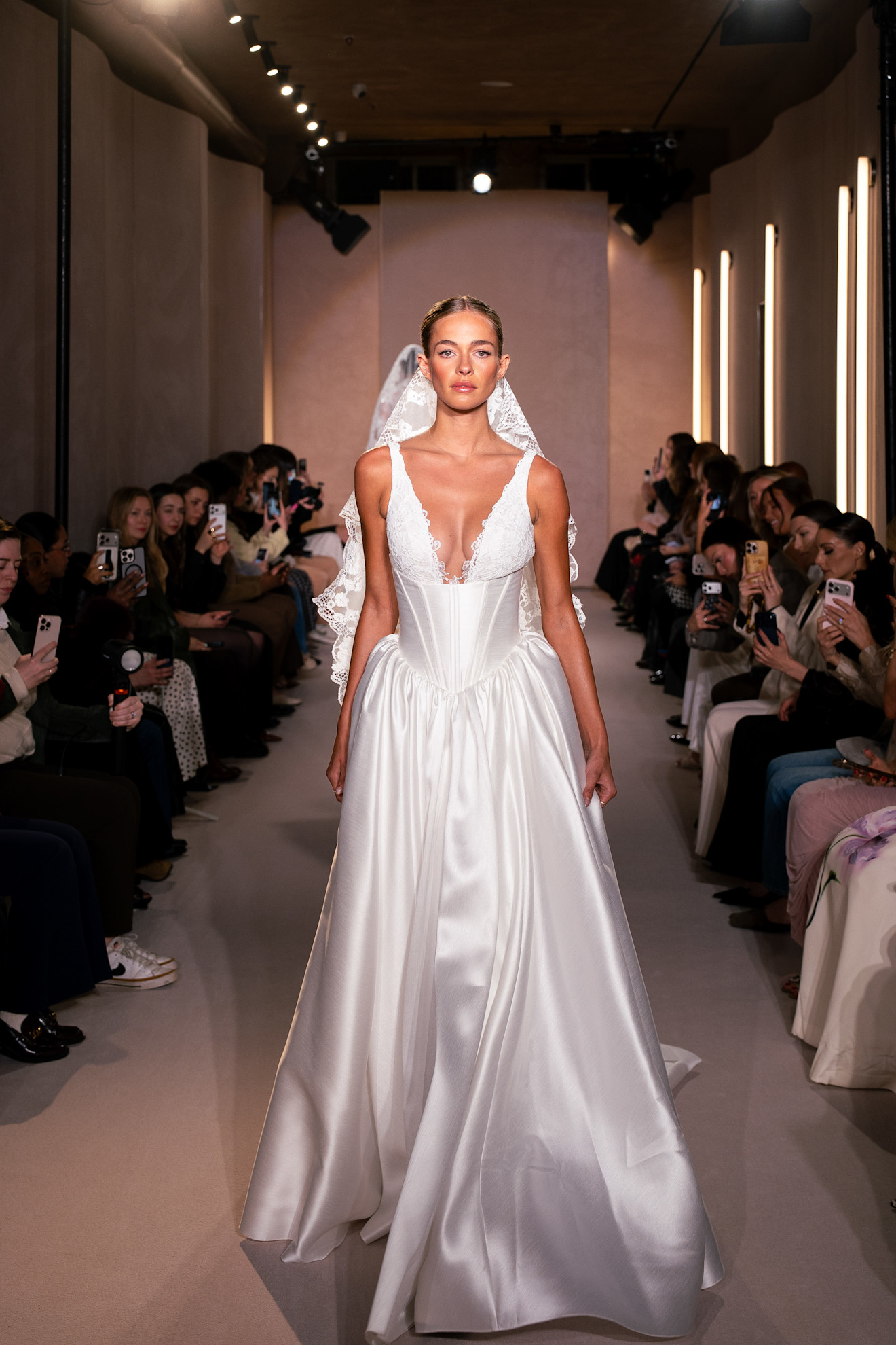 الخصر المنخفض فس فساتين زفاف ميلا نوفا