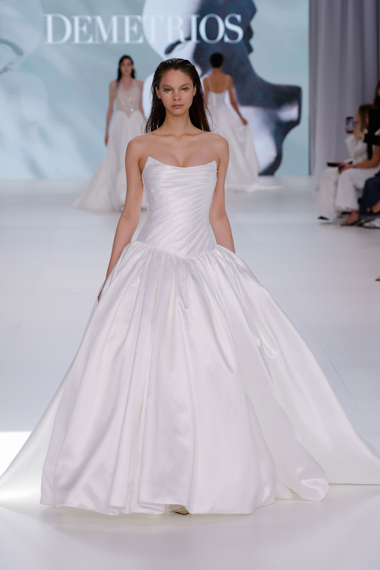 الخصر المنخفض في عروض ديمتريوس