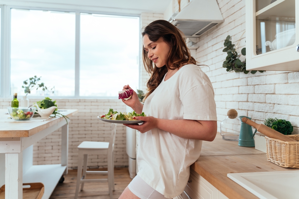 الخضار الورقية الداكنة، فتزيد الأكسجين داخل الخلايا وتعزز تجددها