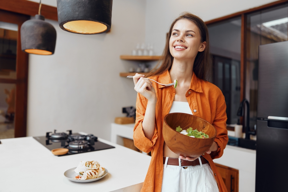 الخضروات والفواكه الغنية بالفيتامينات تساعد في C وA، تعزيز إنتاج الكولاجين والحفاظ على إشراق البشرة.