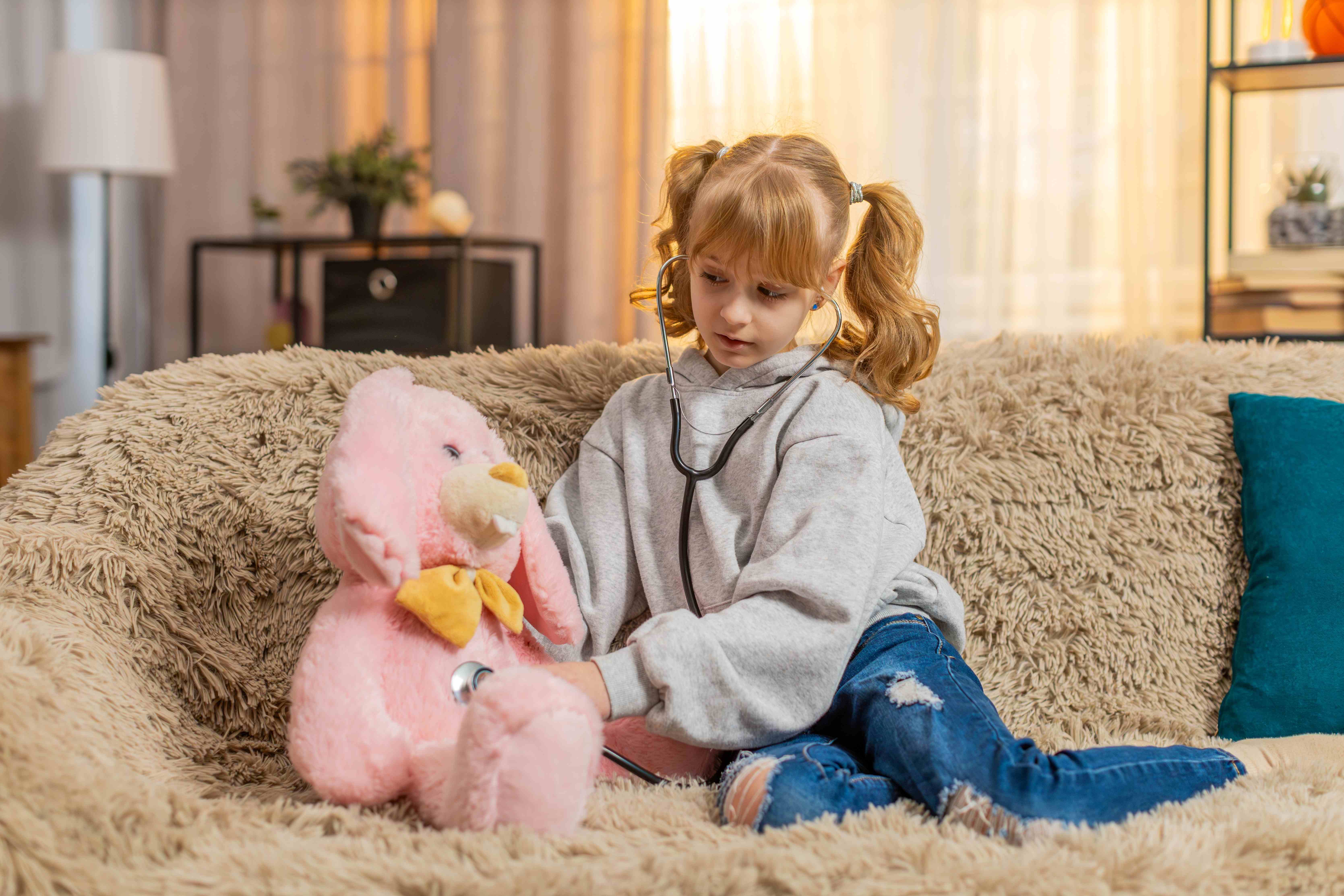 الخيال عند الأطفال يأخذ العديد من الصور فقد يتخيل الطفل أنه طبيبًأ