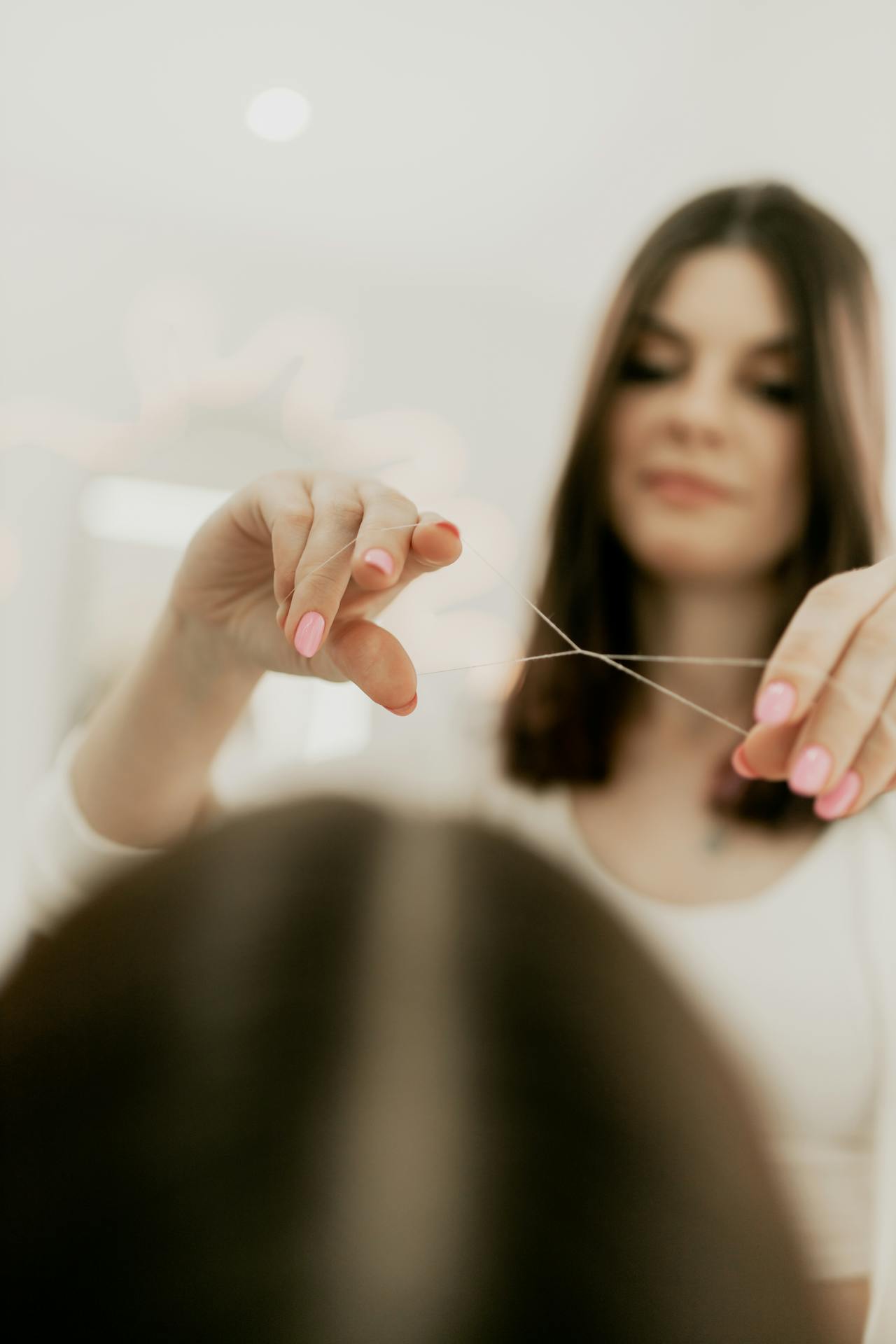 الخيط خياراً دقيقاً لإزالة شعر الوجه خصوصاً للمناطق الصغيرة مثل الحاجبين والشفة العليا