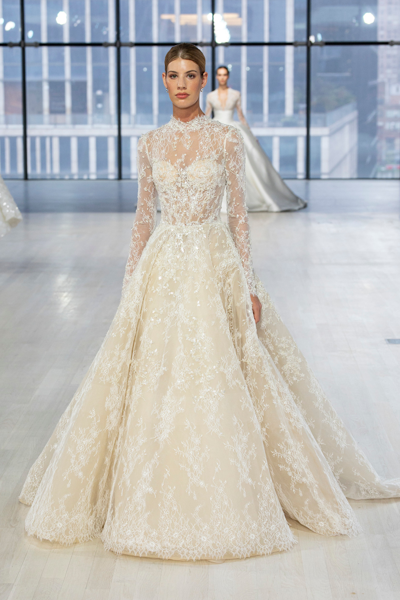 الدانتيل الممزوج مع الترتر في مجموعة Nicole Felicia