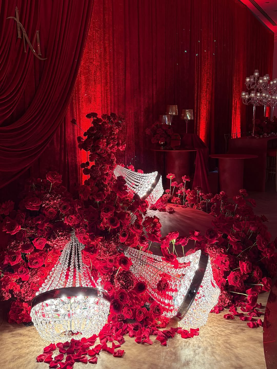 الدرابيه الأحمر لعرس فاخر - الصورة من صفحة Precious Flowers Event Design