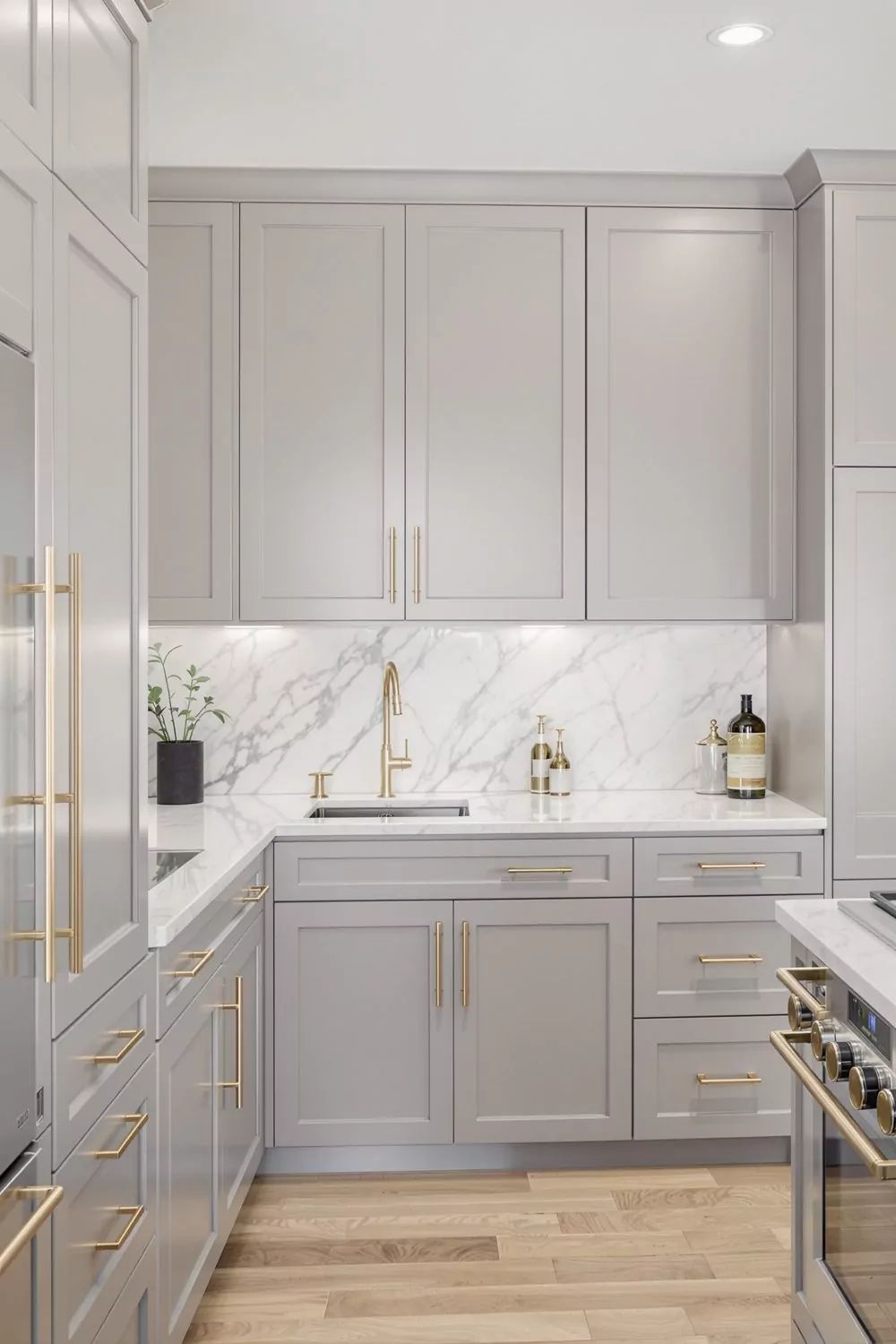 الدرجات الباردة من الرمادي تعطي شعورًا بالجمود والبرودة