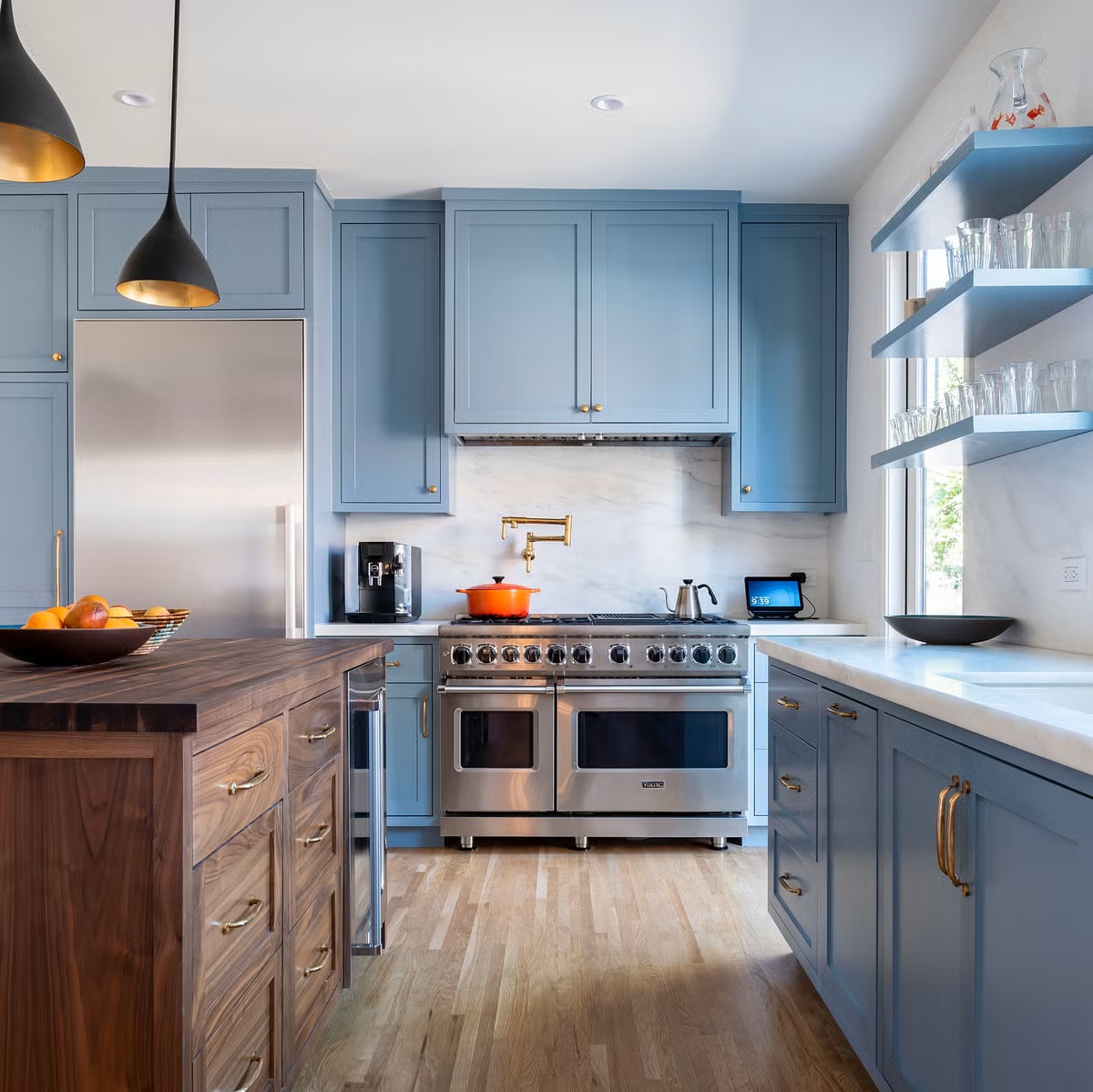 الدرجات المتوسطة من الأزرق تقلل من شعور الاكتظاظ في المساحات الصغيرة