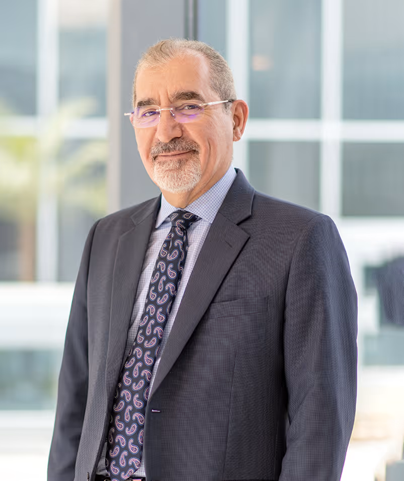 الدكتور أحمد حسون استشاري الغدد الصماء والسكري والتمثيل الغذائي في مستشفى فقيه الجامعي