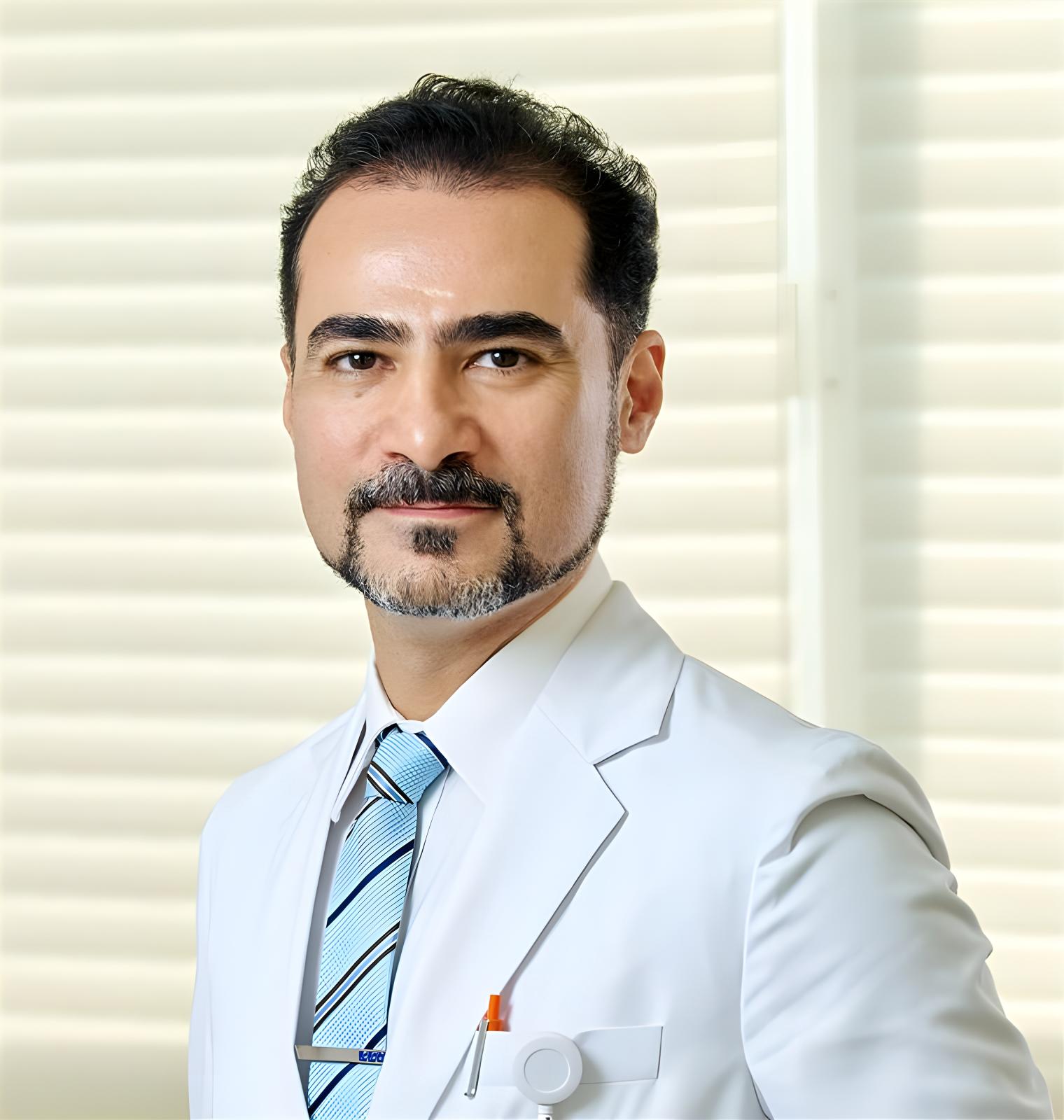 الدكتور أمير فيروزجايي طبيب متخصص في الطب الصيني من عيادة ويلث دبي