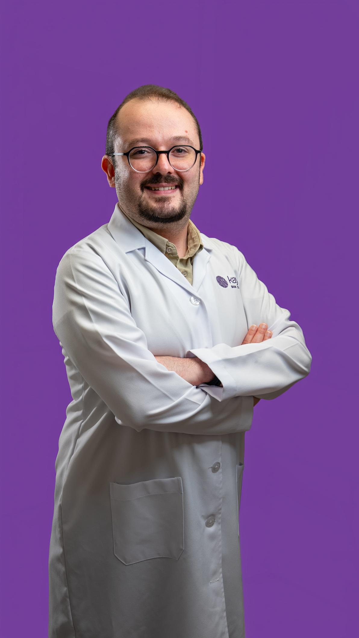 الدكتور أوميد خوداكارامي متخصص بالطب الوظيفي والطب التجميلي في عيادة Kaya Wellness and Longevity