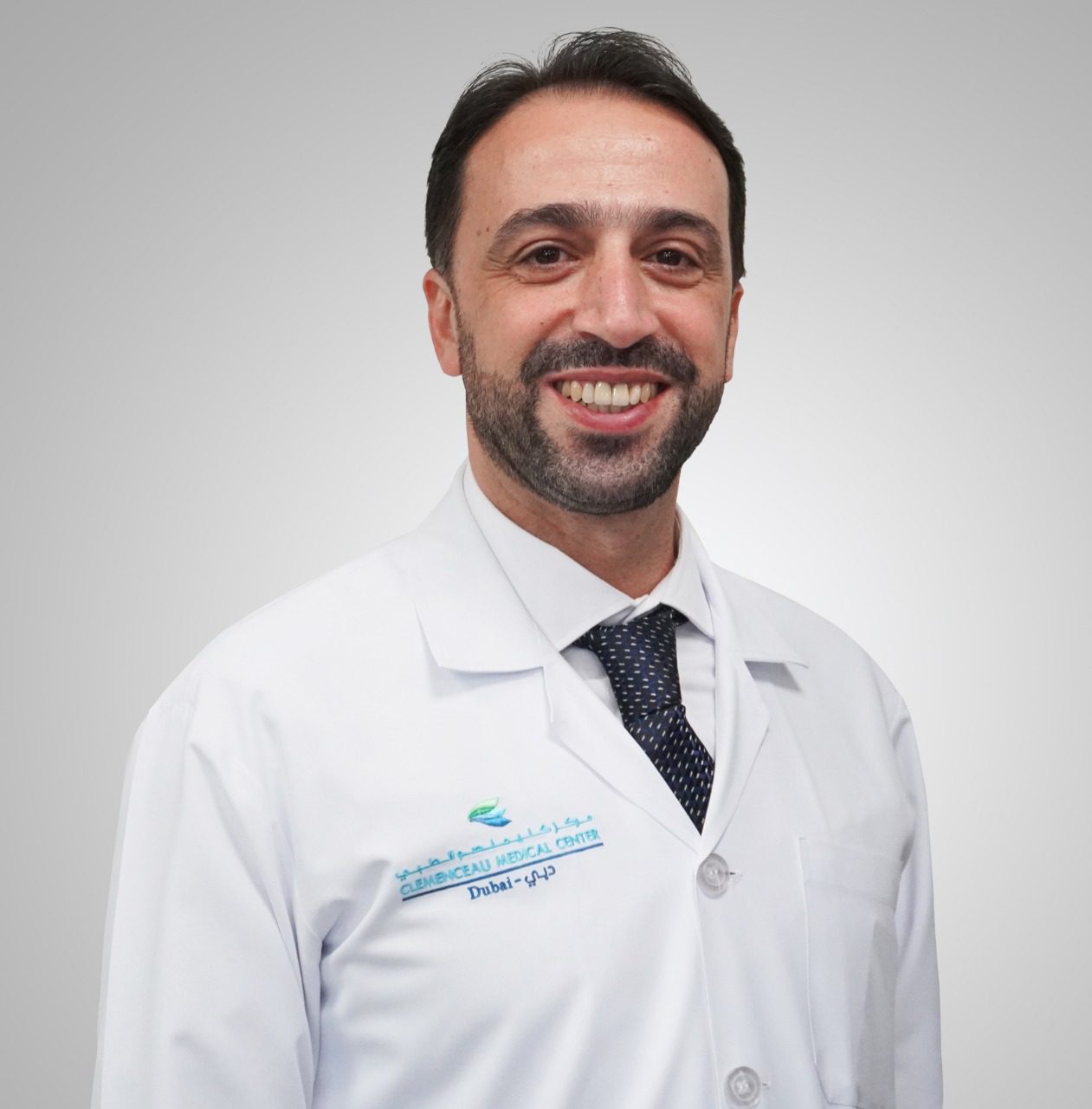 الدكتور خالد عوض استشاري طب القلب التداخلي والفيزيولوجيا الكهربية في مستشفى مركز كليمنصو الطبي