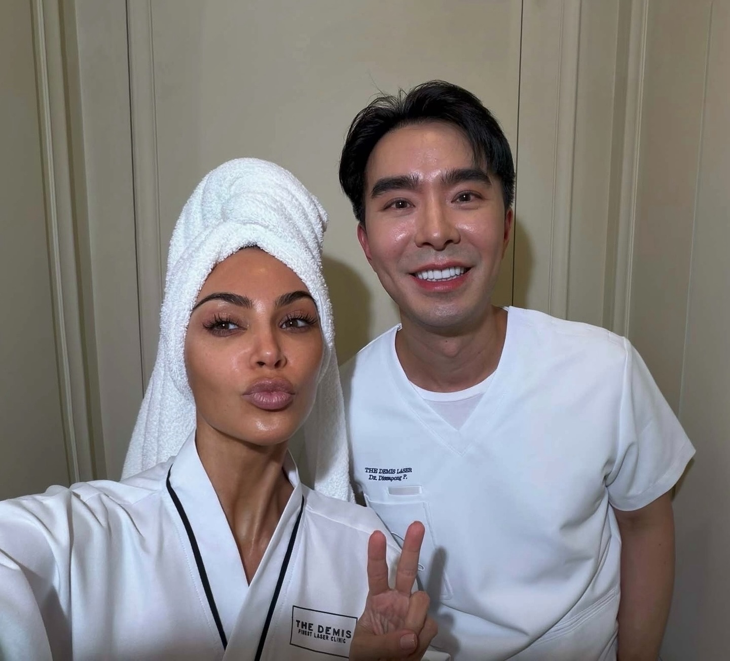 الدكتور ديسابونغ بانيثابورن (Dr. Joe) مع نجمة تلفزيون الواقع كيم كارداشيان (Kim Kardashian).