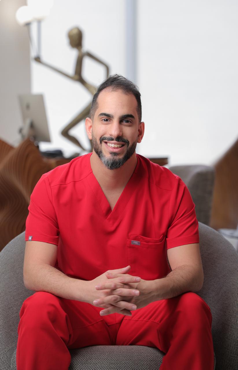 الدكتور عبدالعزيز أبا الخير استشاري جراحة التجميل والترميم