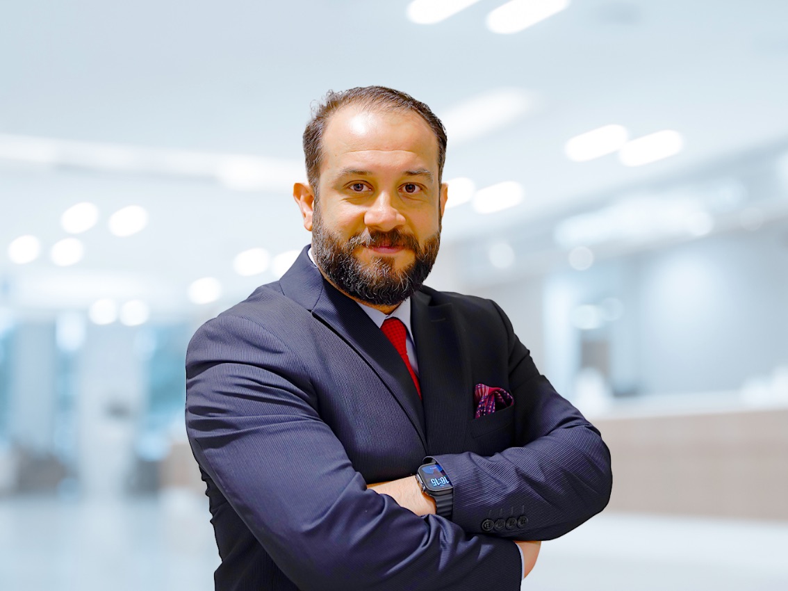 الدكتور نواف محمود داغر استشاري الجراحة العامة والجراحة الناظورية في المستشفى الدولي الحديث