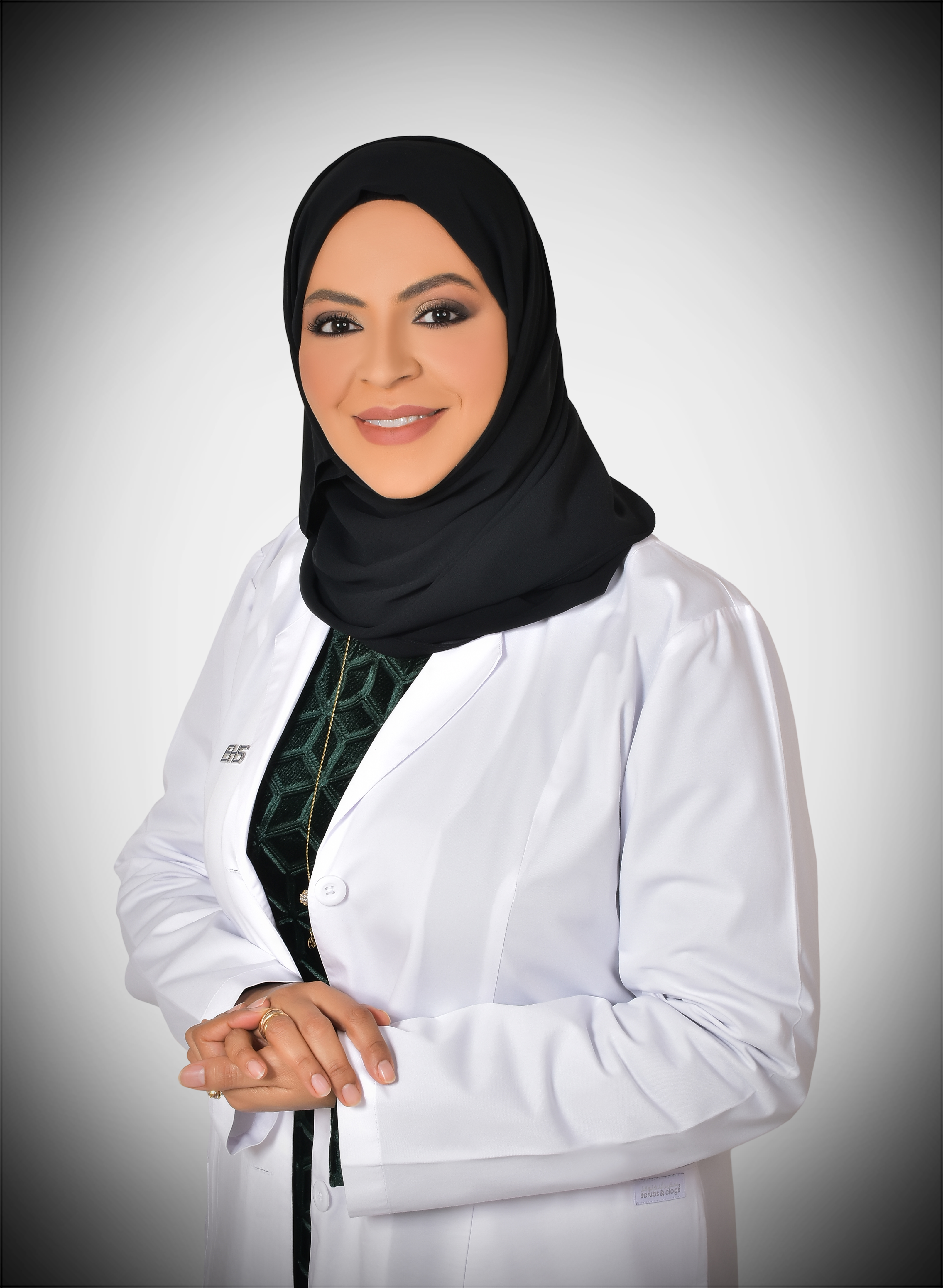 الدكتورة إيمان الهولي استشاري الأنف والأذن والحنجرة بمستشفى القاسمي النابع لمؤسسة الامارات للخدمات الصحية