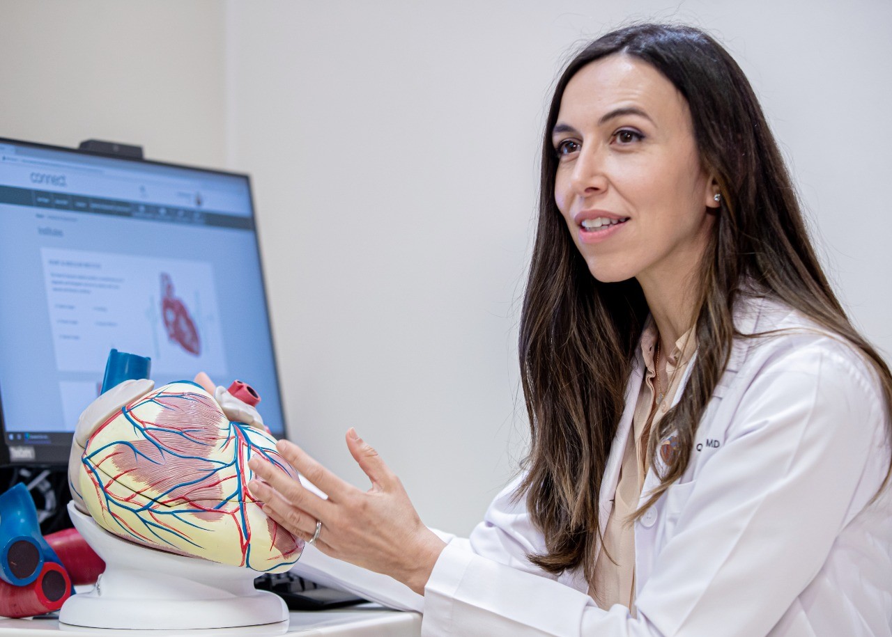 الدكتورة ديمة قريني طبيب استشاري في معهد القلب والأوعية الدموية والصدرية في مستشفى كليفلاند كلينك أبوظبي