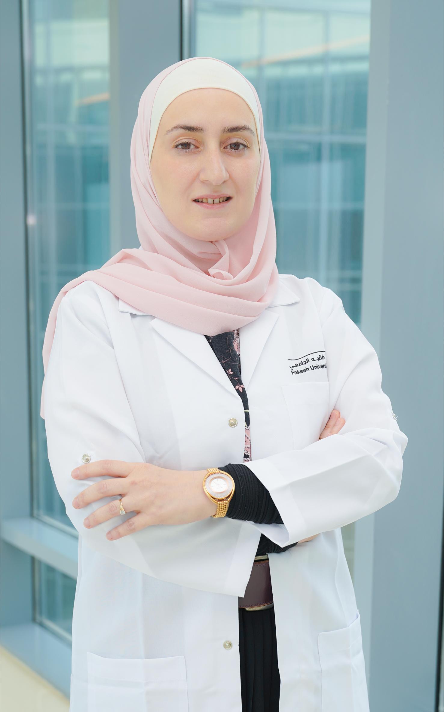 الدكتورة رنا أبو طراب أخصائية الأمراض الجلدية في مستشفى فقيه الجامعي