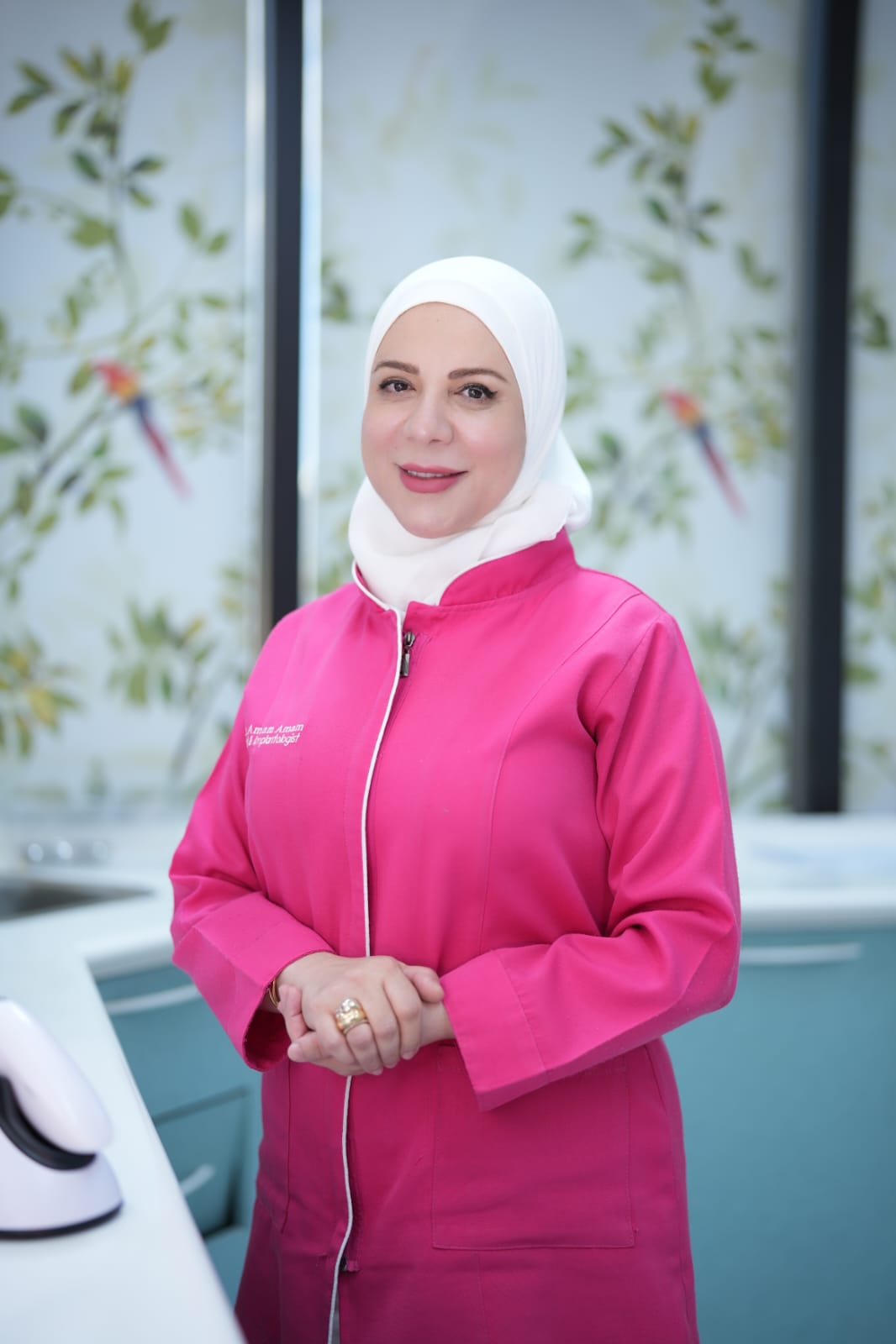 الدكتورة عمام عمام أخصائية أمراض وجراحة اللثة وزراعة الأسنان