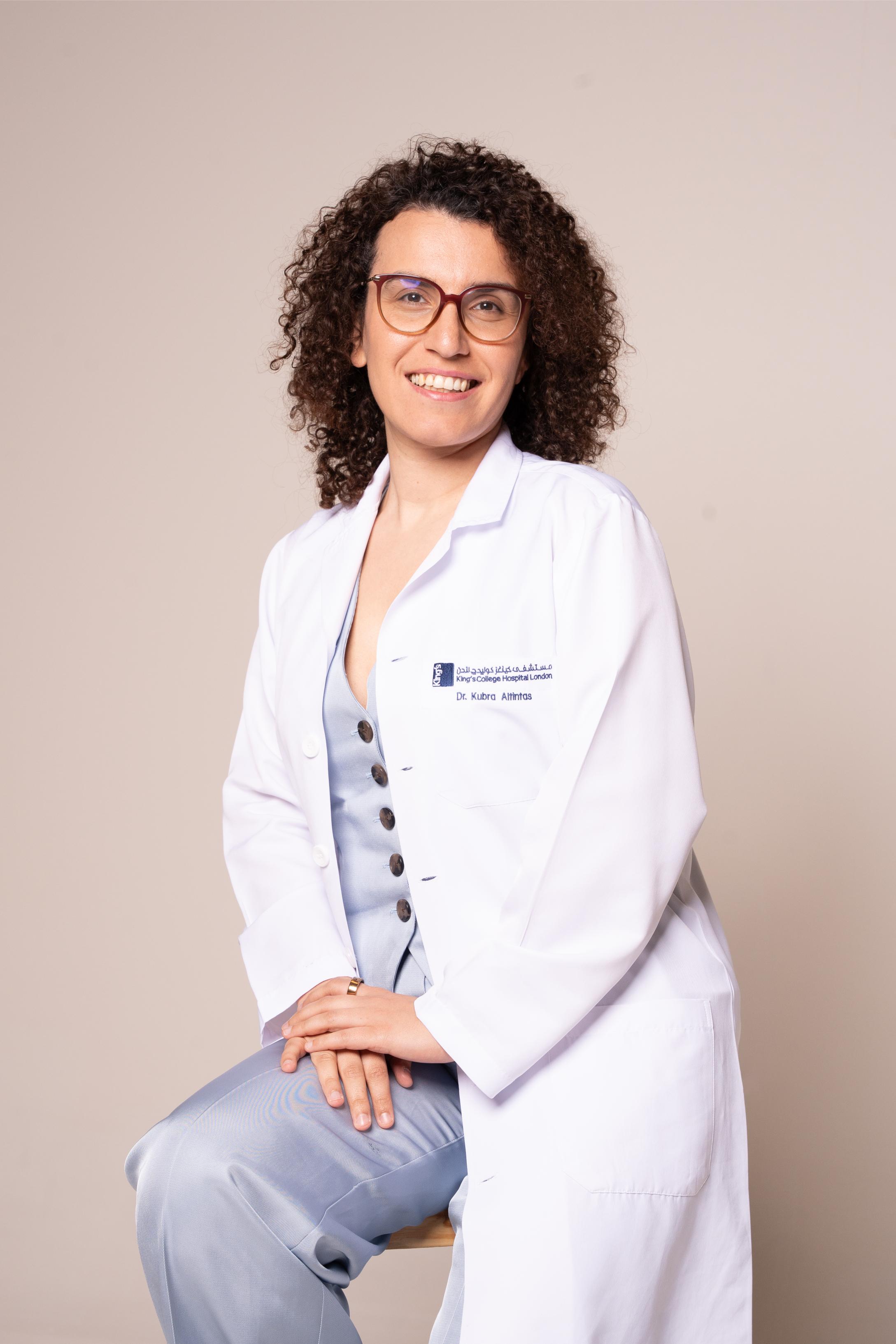 الدكتورة كبرى ألتنتاش دكتورة أمراض النساء التجميلية والوظيفية في عيادة التجميل التابعة لمستشفى كينغز كوليدج لندن- دبي