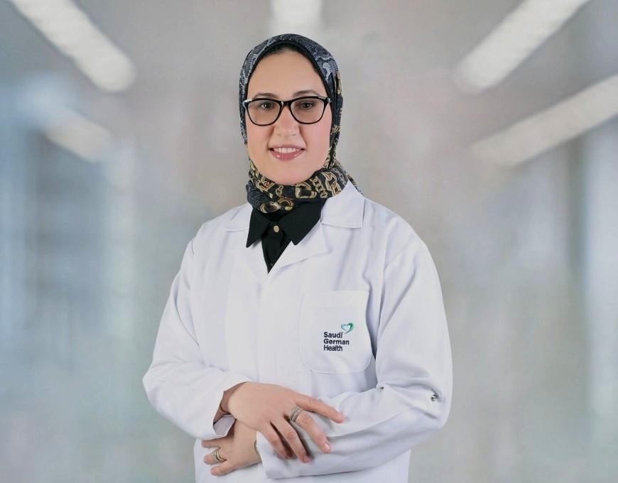 الدكتورة منى علي أخصائية الأمراض الجلدية في مجموعة مستشفيات السعودي الألماني