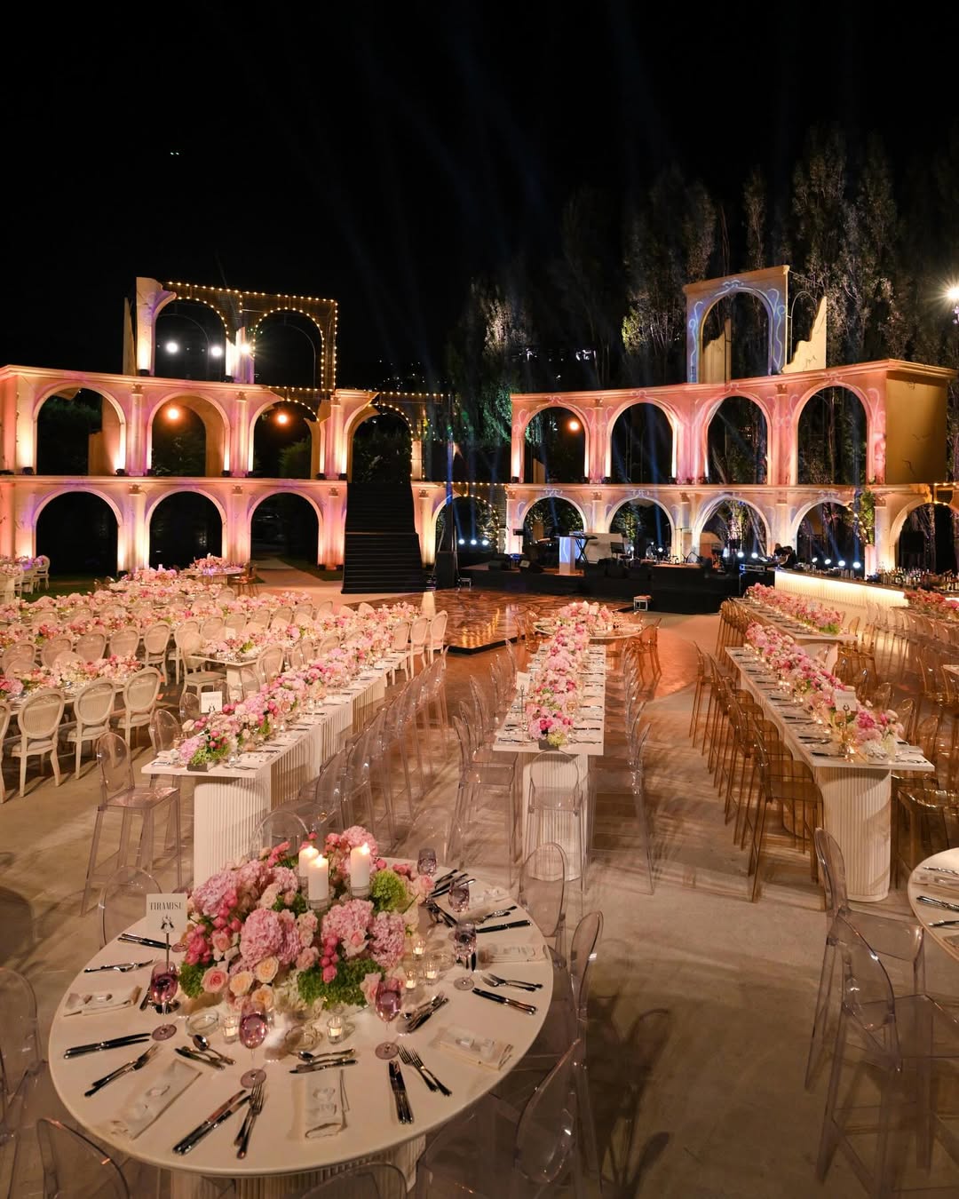 الديكورات الفخمة تطغى على الأعراس ذات الترف البصري