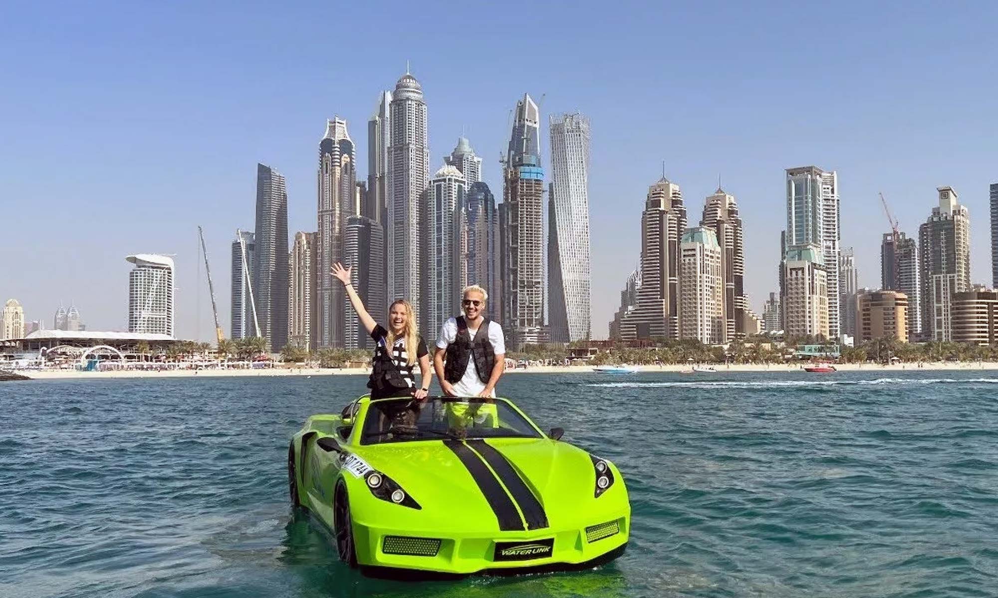 الذهاب في جولة بالسيارة المائية جت كار Jet Car