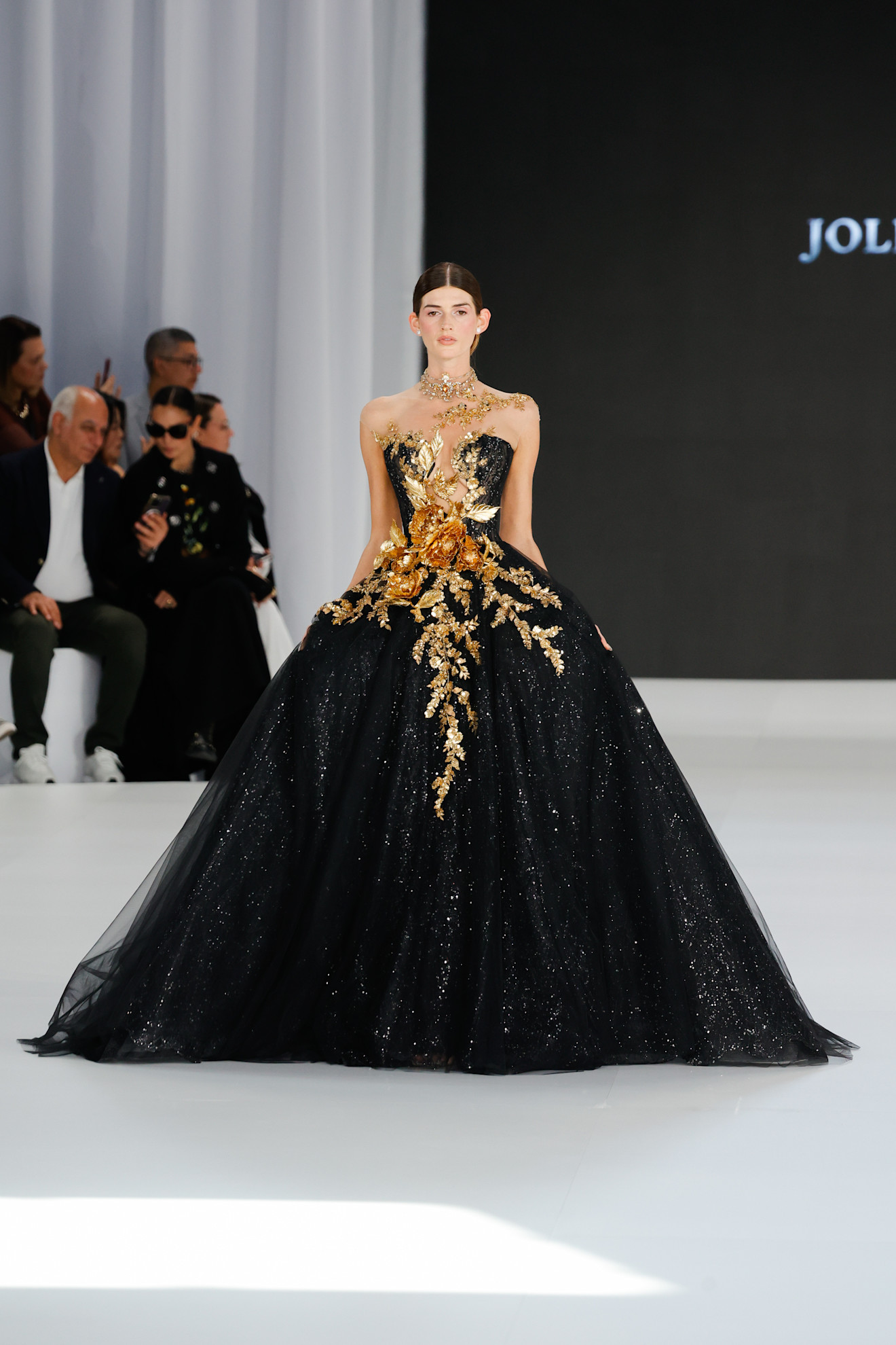 الذهبي والأسود في فساتين زفاف جولي بولي