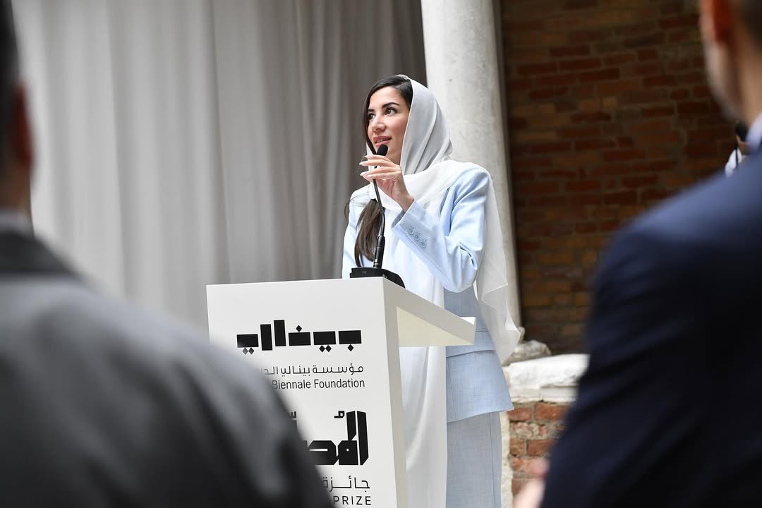الرئيس التنفيذي لمؤسسة بينالي الدرعية الأستاذة آية البكري في افتتاح معرض عابر متجذر