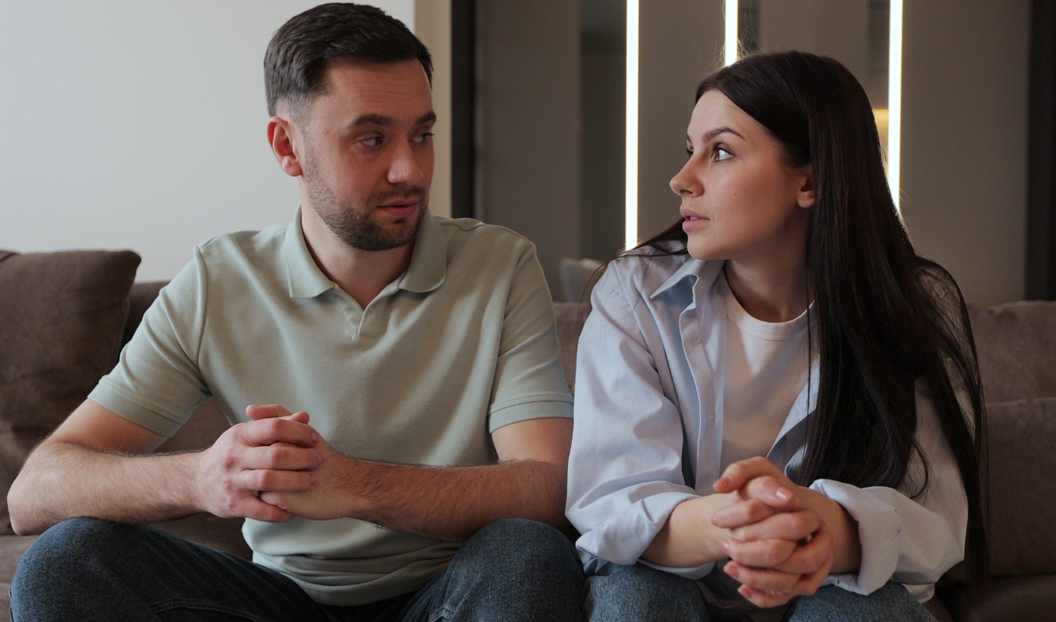 الرجل الصحي عاطفًا يستمع إليكِ بعناية ويتفهم مخاوفك ويحتويها