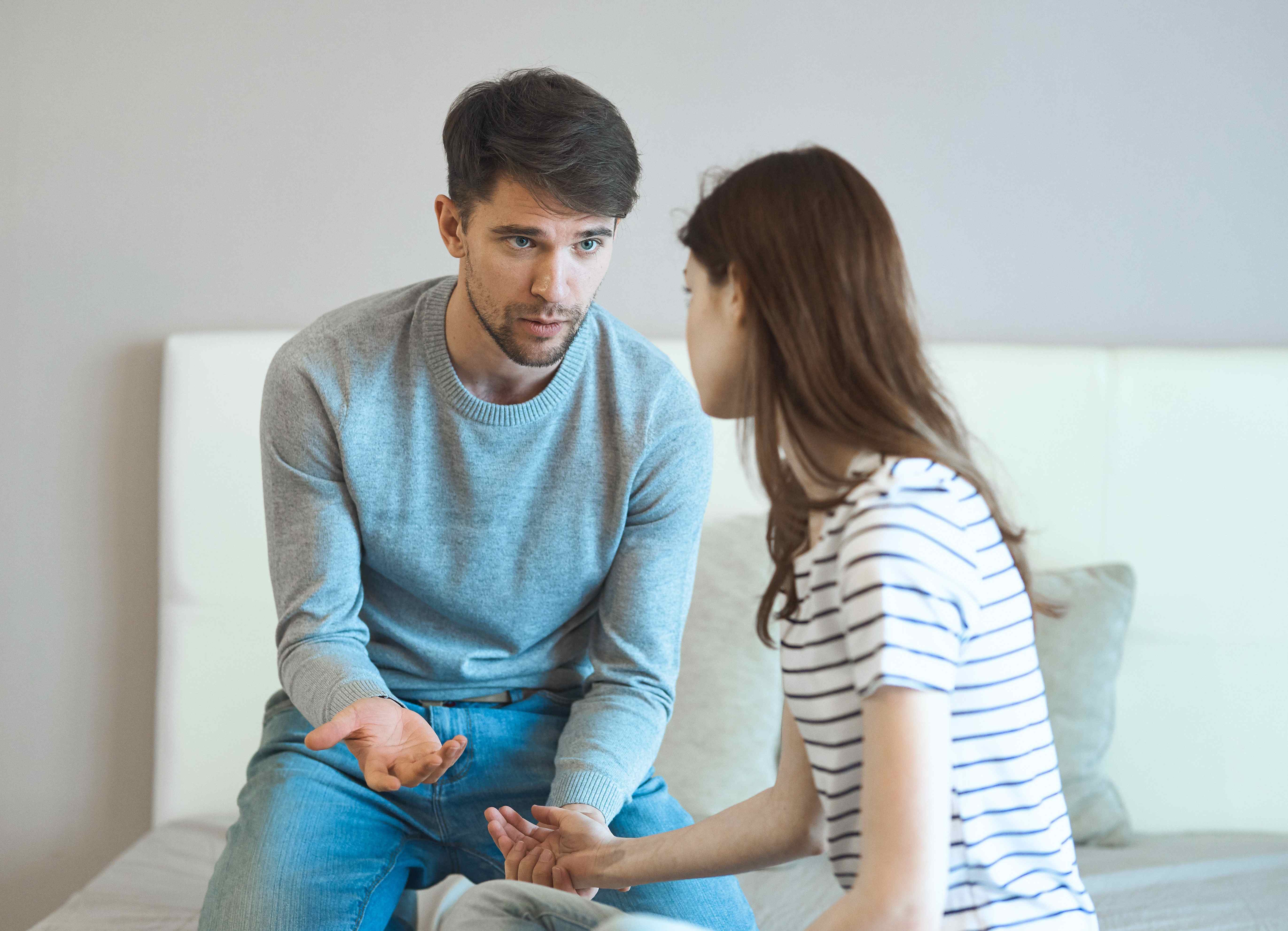 الرجل النرجسي قد يبدو هادئًا وحنونًا في البداية ليكسب ثقتك ليسهل عليكِ استنزافك