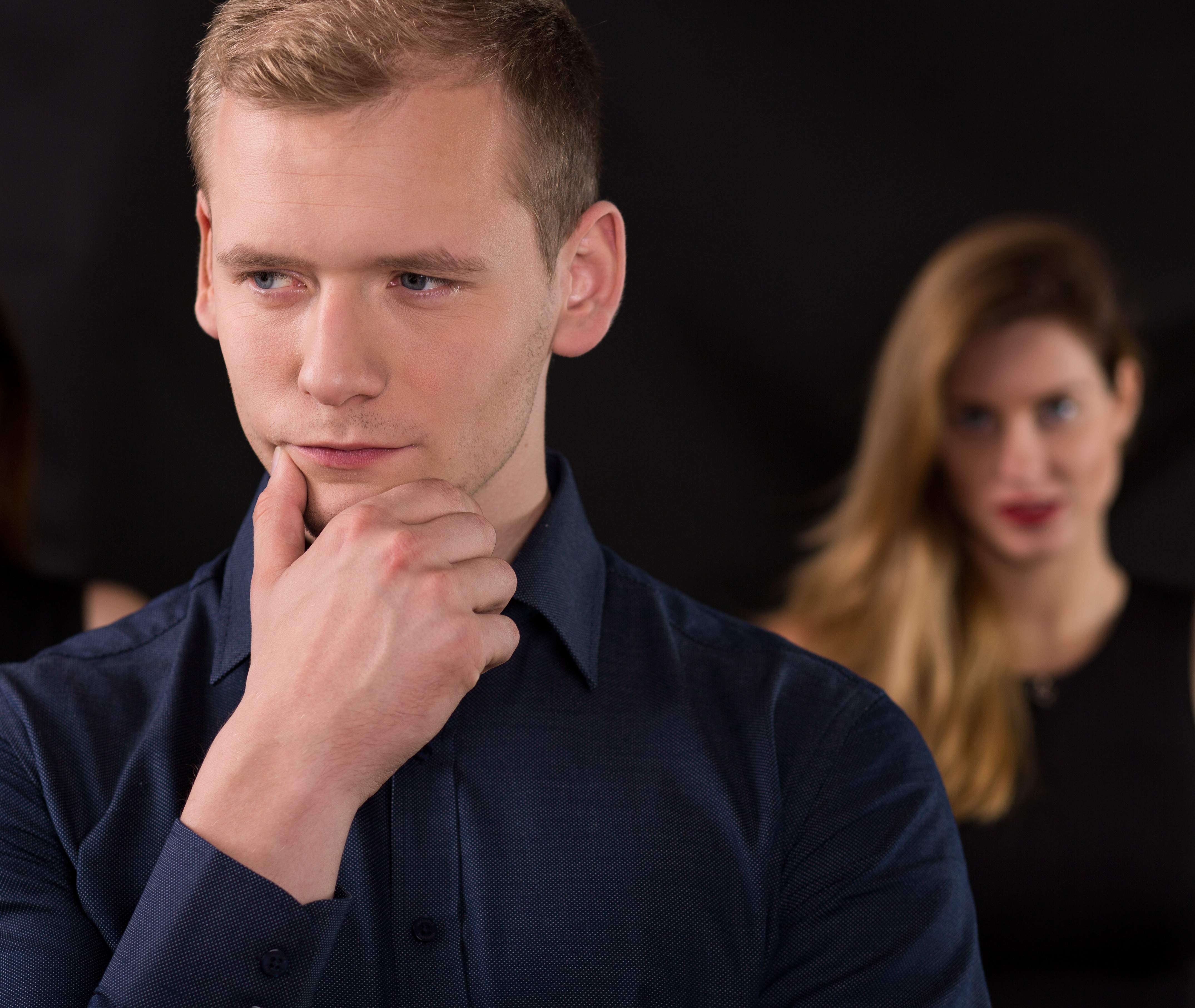 الرجل النرجسي له ممارسات معينة تدل على تلاعبه العاطفي بضحيته