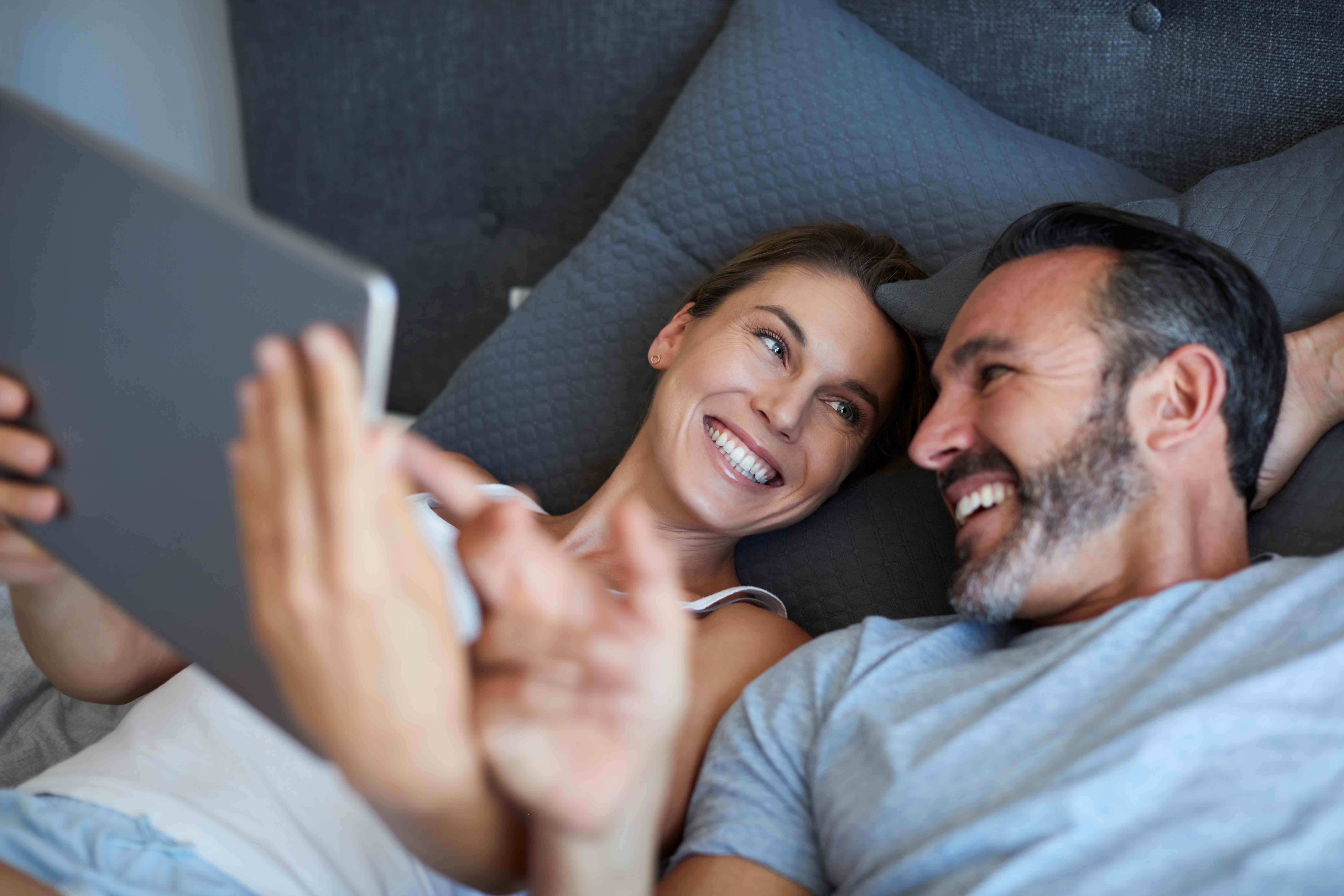 الرجل يحبك رغم مرور السنوات عندما يظل قلبه متعلقًا بكِ