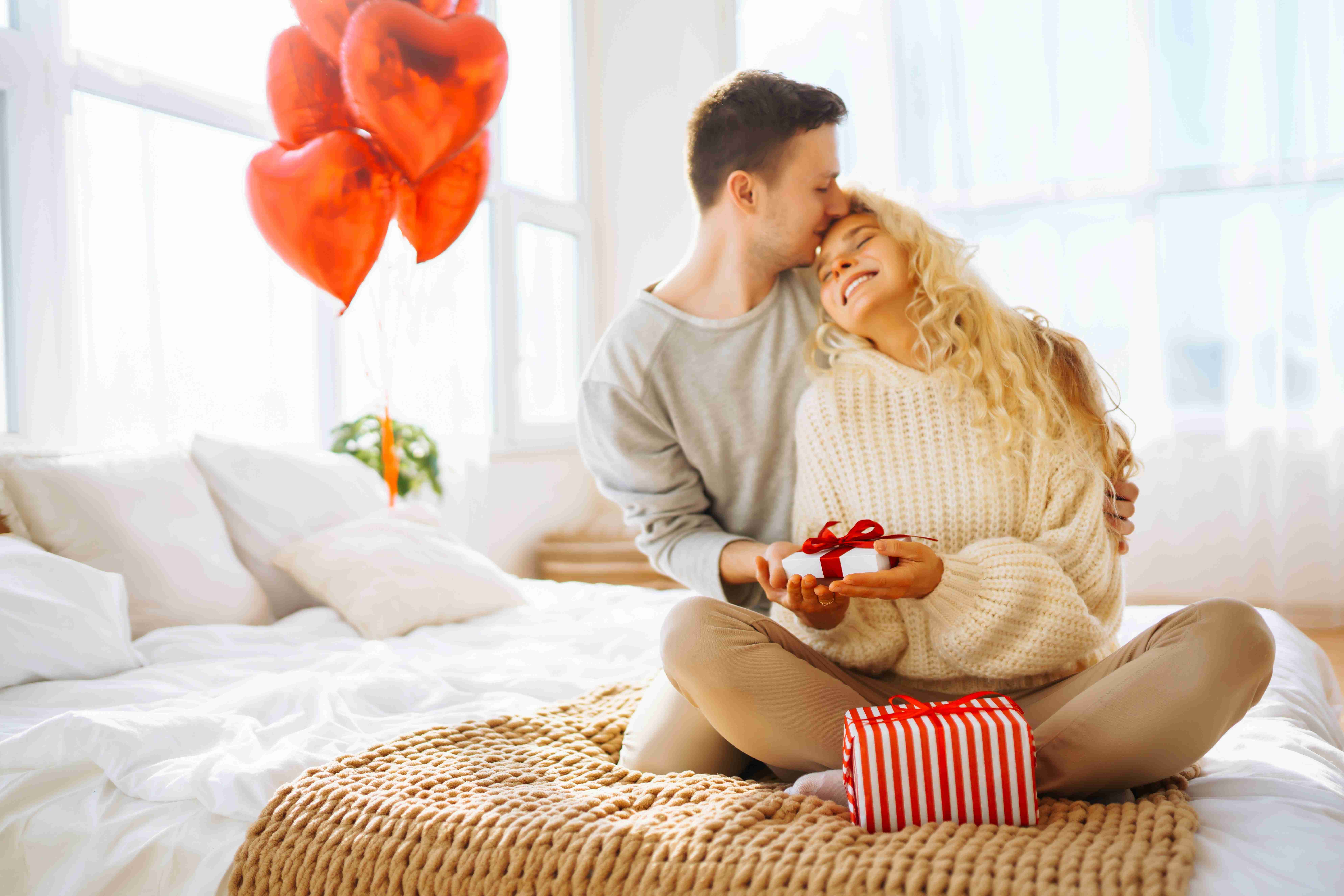 الرجل ينفق المال بعد الوقوع في الحب