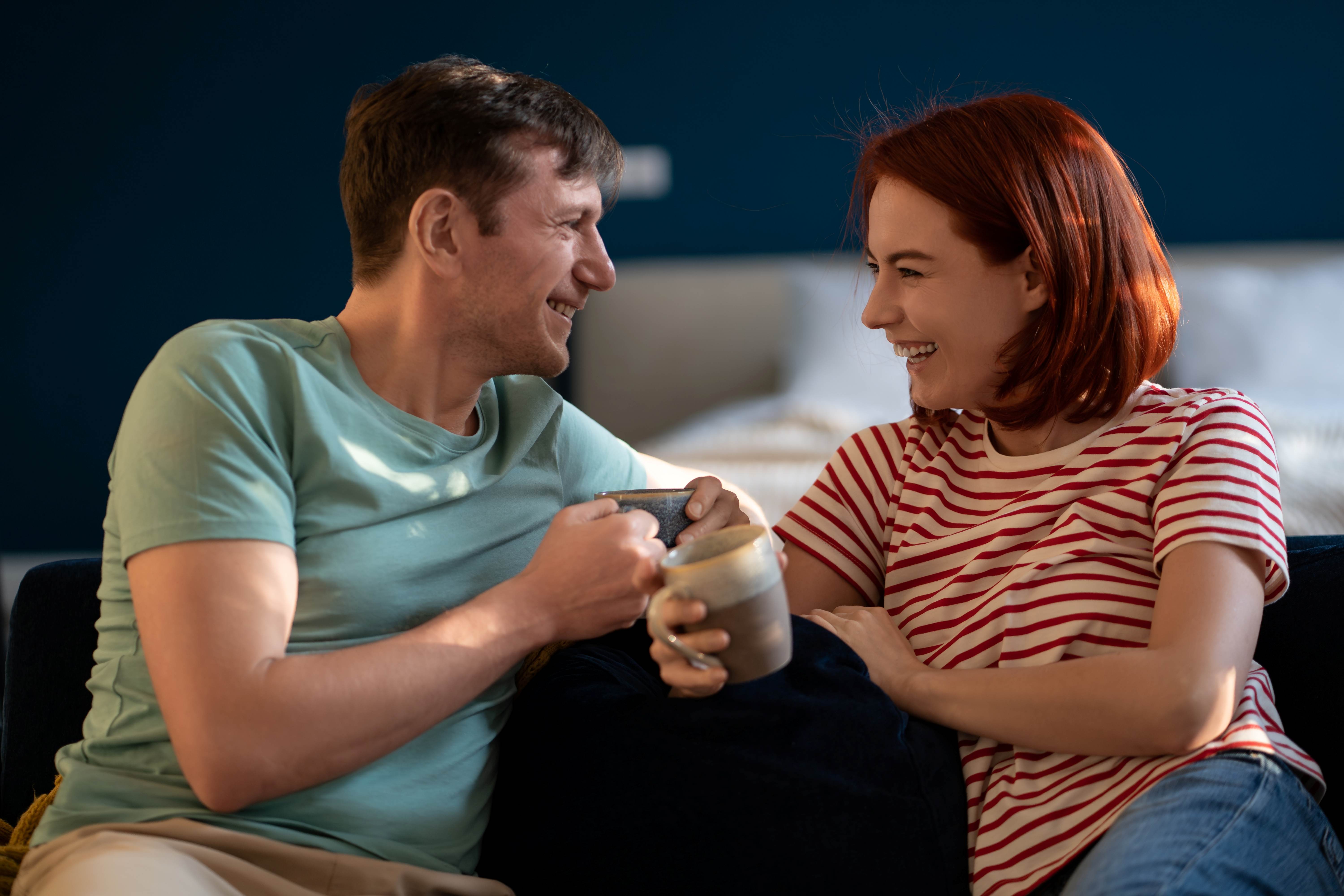 الرفاهية والسعادة الزوجية لا تتحقق بالهدايا الثمينة بل باللحظات البسيطة بين الزوجين