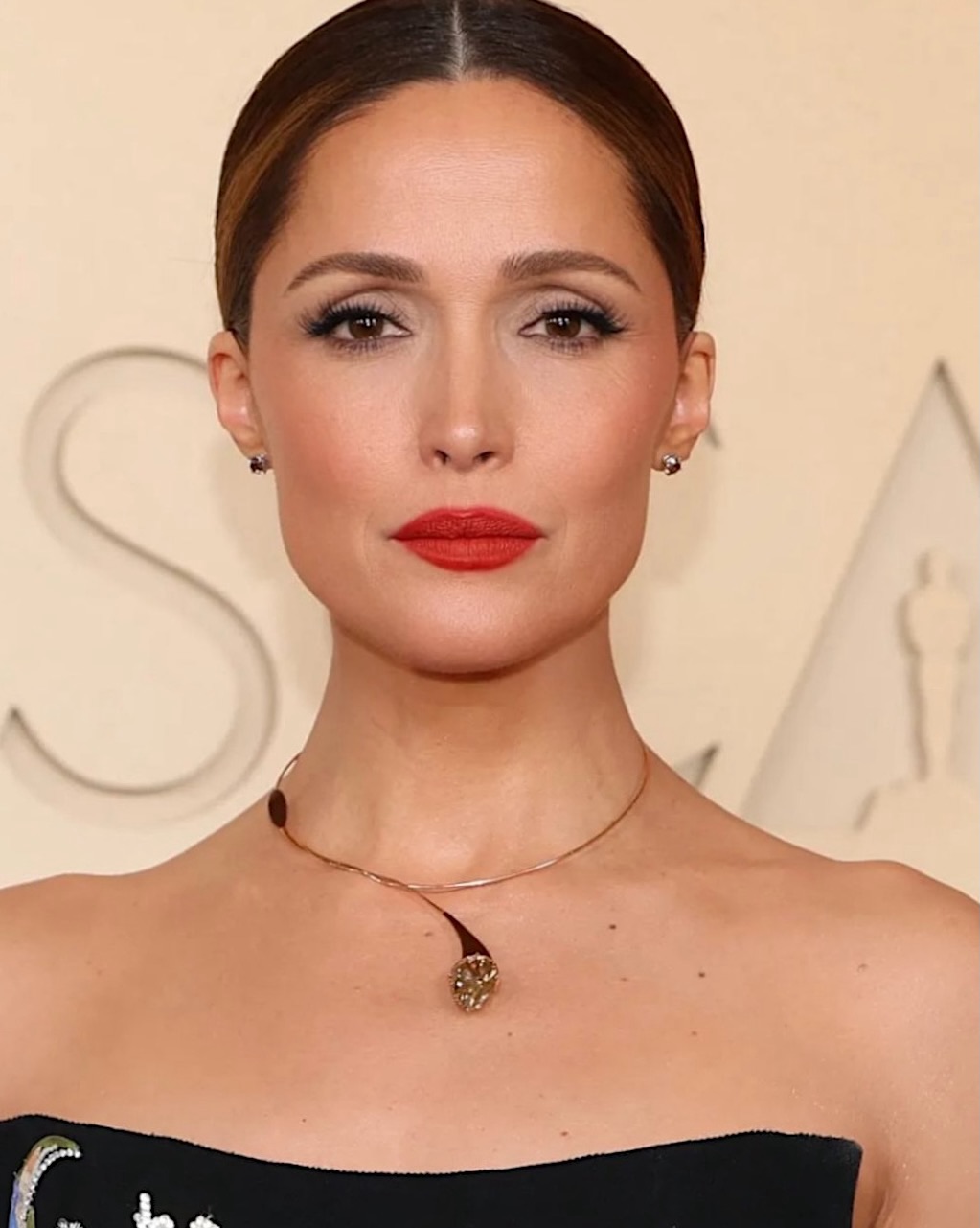 الروج على الشفاه صيحة جمالية تعود الى الواجهة من وحي النجمة Rose Byrne