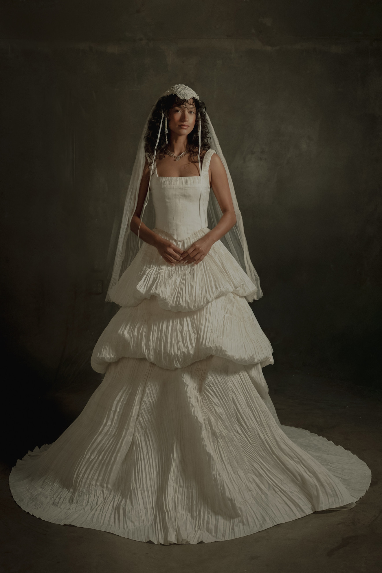 الرومانسية الداكنة تتبلور في فساتين زفاف Odylyne