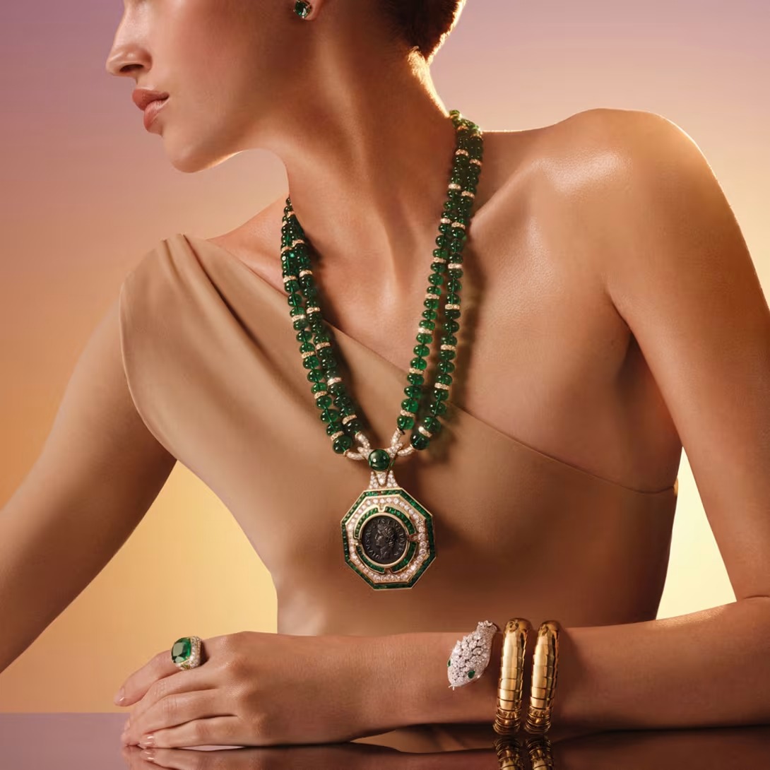 الزمرد حجر مايو الفاخر في قلادة من Bulgari