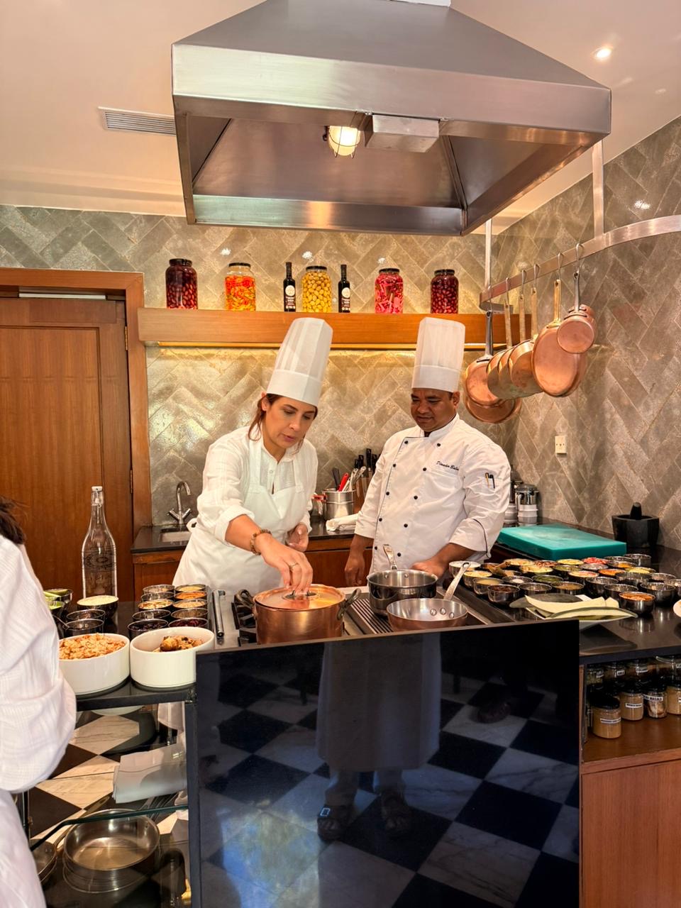 الزميلة ليندا عياش في مطبخ اناندا مع الشيف Diwaker Balodi