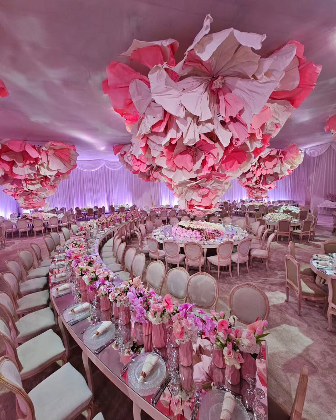 الزهري وكل تدرجاته في هذا الزفاف من تصميم bazevents