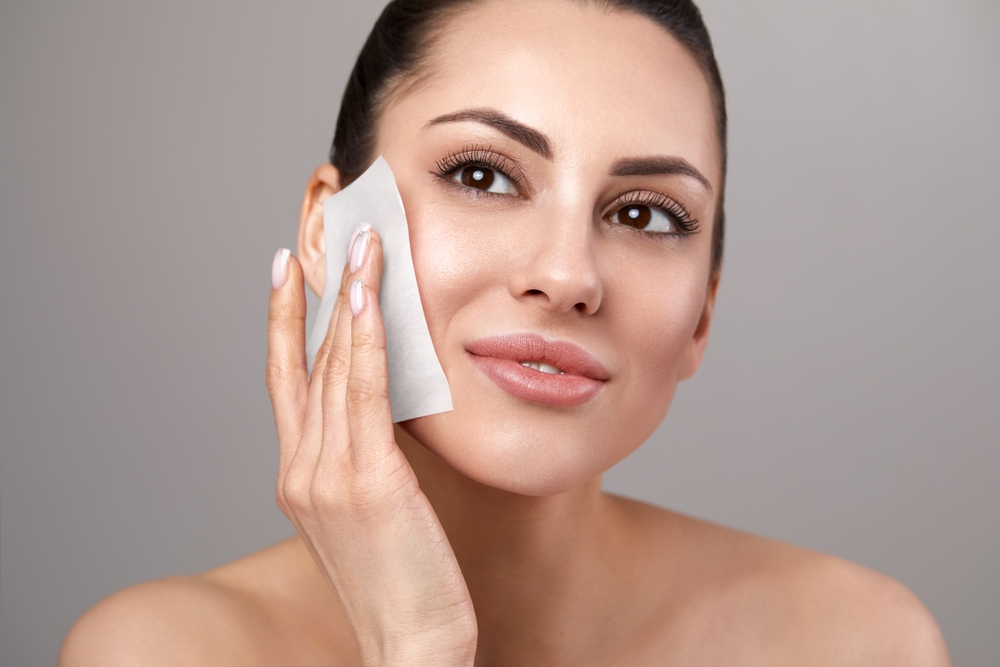 الزهم هو مادة زيتية تفرزها الغدد الدهنية في الجلد بهدف حماية البشرة من الجفاف والعوامل البيئية