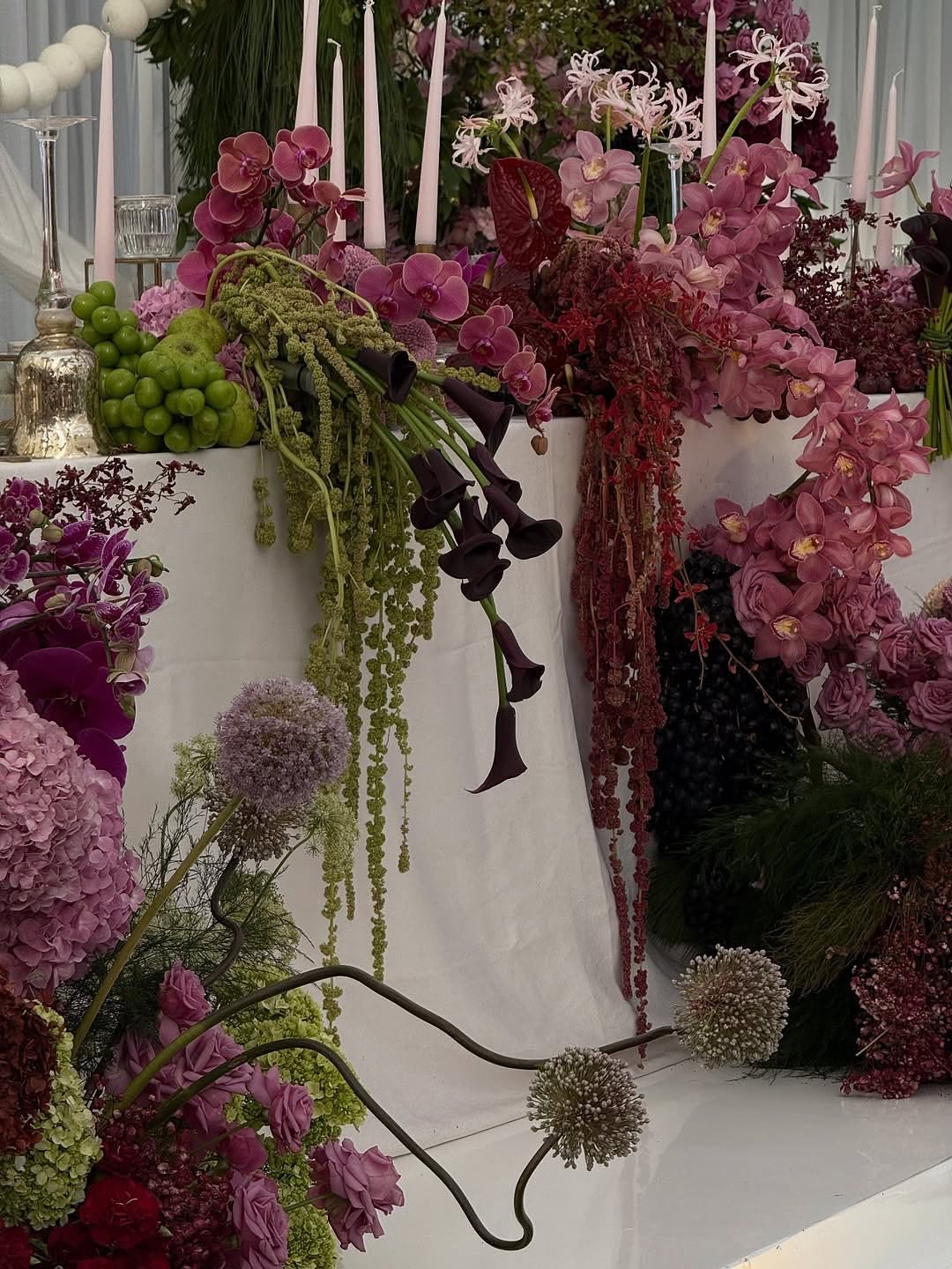 الزهور المنحوتة من اتجاهات حفلات زفاف 2026- الصورة من WedVibes